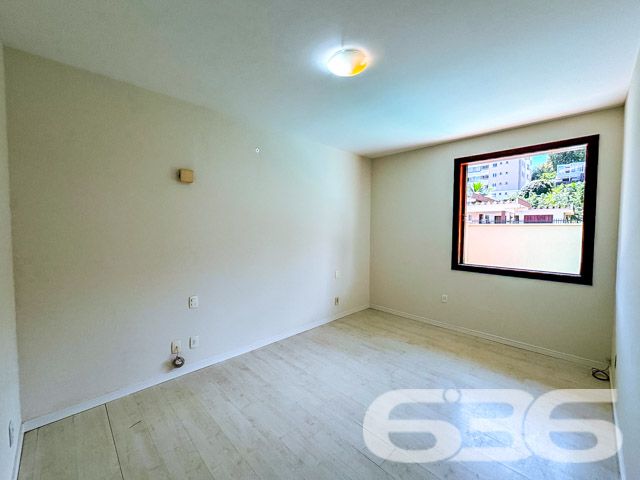 Descubra a sofisticação e o conforto em uma residência planejada para oferecer o melhor em qualidade de vida no coração de Joinville, SC. Localizada no bairro Santo Antônio, uma região de prestígio e livre de alagamentos, esta casa térrea é uma verdadeira joia arquitetônica que se destaca tanto por seu estilo quanto por sua funcionalidade.

Com 400 m² de área construída em um terreno plano de 480 m², este imóvel não só impressiona pela amplitude, mas também pelo cuidado em cada detalhe. A fachada norte garante iluminação natural durante todo o dia, enquanto a rua pavimentada oferece fácil acesso a todas as comodidades urbanas essenciais.

Ao entrar, você será recebido por uma espaçosa sala de estar e jantar com uma elegante lareira central que promete ser o coração da casa nos dias mais frios. As grandes janelas proporcionam uma vista encantadora do jardim bem cuidado e permitem que a luz natural banhe todos os ambientes, criando uma atmosfera acolhedora e aconchegante.

A cozinha é um convite ao prazer culinário, equipada com móveis planejados e modernos que permanecem no imóvel, além de uma prática área de serviço. A casa possui três confortáveis dormitórios, incluindo uma suíte com hidromassagem, oferecendo privacidade e um refúgio tranquilo após um longo dia.

O lazer está garantido com uma área externa que inclui uma convidativa piscina e uma churrasqueira integrada, perfeita para receber amigos e familiares em momentos especiais. O jardim, que envolve a propriedade, é um espetáculo à parte, proporcionando um espaço verde para relaxamento e contato com a natureza.

A residência conta ainda com uma dependência completa para empregados, incluindo quarto e banheiro, além de quatro vagas de garagem, sendo duas cobertas e duas descobertas, com portão eletrônico para sua total comodidade e segurança.

Viver no Santo Antônio significa estar próximo a escolas, hospitais, shopping centers, transporte público e o distrito industrial, tornando esta casa uma excelente opção para quem busca conforto e praticidade no dia a dia.

Não perca a oportunidade de conhecer este imóvel excepcional que combina luxo, conforto e uma localização estratégica. Venha viver seus melhores momentos aqui!
 
636 NEGÓCIOS IMOBILIÁRIOS: A SUA MELHOR ESCOLHA
Com mais de 30 anos de experiência, a 636 Negócios Imobiliários é sua parceira ideal para encontrar o imóvel perfeito. Estamos prontos para ajudá-lo a fazer deste imóvel o seu novo lar.
 
Telefone: (47) 3451-0636
WhatsApp: (47) 99190-0636
 
Não perca esta oportunidade única. Visite nosso site para mais informações: i636.com.br