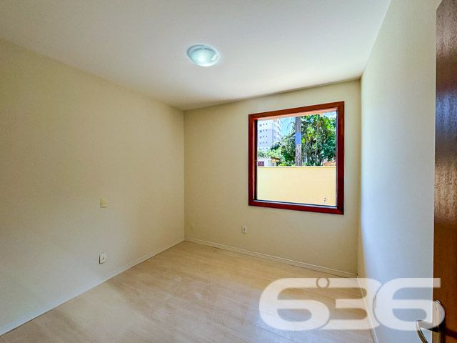 Descubra a sofisticação e o conforto em uma residência planejada para oferecer o melhor em qualidade de vida no coração de Joinville, SC. Localizada no bairro Santo Antônio, uma região de prestígio e livre de alagamentos, esta casa térrea é uma verdadeira joia arquitetônica que se destaca tanto por seu estilo quanto por sua funcionalidade.

Com 400 m² de área construída em um terreno plano de 480 m², este imóvel não só impressiona pela amplitude, mas também pelo cuidado em cada detalhe. A fachada norte garante iluminação natural durante todo o dia, enquanto a rua pavimentada oferece fácil acesso a todas as comodidades urbanas essenciais.

Ao entrar, você será recebido por uma espaçosa sala de estar e jantar com uma elegante lareira central que promete ser o coração da casa nos dias mais frios. As grandes janelas proporcionam uma vista encantadora do jardim bem cuidado e permitem que a luz natural banhe todos os ambientes, criando uma atmosfera acolhedora e aconchegante.

A cozinha é um convite ao prazer culinário, equipada com móveis planejados e modernos que permanecem no imóvel, além de uma prática área de serviço. A casa possui três confortáveis dormitórios, incluindo uma suíte com hidromassagem, oferecendo privacidade e um refúgio tranquilo após um longo dia.

O lazer está garantido com uma área externa que inclui uma convidativa piscina e uma churrasqueira integrada, perfeita para receber amigos e familiares em momentos especiais. O jardim, que envolve a propriedade, é um espetáculo à parte, proporcionando um espaço verde para relaxamento e contato com a natureza.

A residência conta ainda com uma dependência completa para empregados, incluindo quarto e banheiro, além de quatro vagas de garagem, sendo duas cobertas e duas descobertas, com portão eletrônico para sua total comodidade e segurança.

Viver no Santo Antônio significa estar próximo a escolas, hospitais, shopping centers, transporte público e o distrito industrial, tornando esta casa uma excelente opção para quem busca conforto e praticidade no dia a dia.

Não perca a oportunidade de conhecer este imóvel excepcional que combina luxo, conforto e uma localização estratégica. Venha viver seus melhores momentos aqui!
 
636 NEGÓCIOS IMOBILIÁRIOS: A SUA MELHOR ESCOLHA
Com mais de 30 anos de experiência, a 636 Negócios Imobiliários é sua parceira ideal para encontrar o imóvel perfeito. Estamos prontos para ajudá-lo a fazer deste imóvel o seu novo lar.
 
Telefone: (47) 3451-0636
WhatsApp: (47) 99190-0636
 
Não perca esta oportunidade única. Visite nosso site para mais informações: i636.com.br
