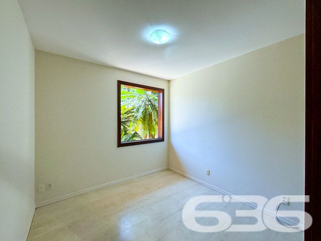 Descubra a sofisticação e o conforto em uma residência planejada para oferecer o melhor em qualidade de vida no coração de Joinville, SC. Localizada no bairro Santo Antônio, uma região de prestígio e livre de alagamentos, esta casa térrea é uma verdadeira joia arquitetônica que se destaca tanto por seu estilo quanto por sua funcionalidade.

Com 400 m² de área construída em um terreno plano de 480 m², este imóvel não só impressiona pela amplitude, mas também pelo cuidado em cada detalhe. A fachada norte garante iluminação natural durante todo o dia, enquanto a rua pavimentada oferece fácil acesso a todas as comodidades urbanas essenciais.

Ao entrar, você será recebido por uma espaçosa sala de estar e jantar com uma elegante lareira central que promete ser o coração da casa nos dias mais frios. As grandes janelas proporcionam uma vista encantadora do jardim bem cuidado e permitem que a luz natural banhe todos os ambientes, criando uma atmosfera acolhedora e aconchegante.

A cozinha é um convite ao prazer culinário, equipada com móveis planejados e modernos que permanecem no imóvel, além de uma prática área de serviço. A casa possui três confortáveis dormitórios, incluindo uma suíte com hidromassagem, oferecendo privacidade e um refúgio tranquilo após um longo dia.

O lazer está garantido com uma área externa que inclui uma convidativa piscina e uma churrasqueira integrada, perfeita para receber amigos e familiares em momentos especiais. O jardim, que envolve a propriedade, é um espetáculo à parte, proporcionando um espaço verde para relaxamento e contato com a natureza.

A residência conta ainda com uma dependência completa para empregados, incluindo quarto e banheiro, além de quatro vagas de garagem, sendo duas cobertas e duas descobertas, com portão eletrônico para sua total comodidade e segurança.

Viver no Santo Antônio significa estar próximo a escolas, hospitais, shopping centers, transporte público e o distrito industrial, tornando esta casa uma excelente opção para quem busca conforto e praticidade no dia a dia.

Não perca a oportunidade de conhecer este imóvel excepcional que combina luxo, conforto e uma localização estratégica. Venha viver seus melhores momentos aqui!
 
636 NEGÓCIOS IMOBILIÁRIOS: A SUA MELHOR ESCOLHA
Com mais de 30 anos de experiência, a 636 Negócios Imobiliários é sua parceira ideal para encontrar o imóvel perfeito. Estamos prontos para ajudá-lo a fazer deste imóvel o seu novo lar.
 
Telefone: (47) 3451-0636
WhatsApp: (47) 99190-0636
 
Não perca esta oportunidade única. Visite nosso site para mais informações: i636.com.br