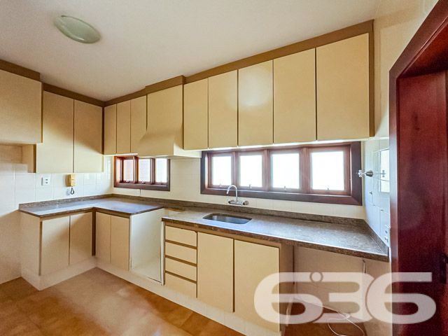 Descubra a sofisticação e o conforto em uma residência planejada para oferecer o melhor em qualidade de vida no coração de Joinville, SC. Localizada no bairro Santo Antônio, uma região de prestígio e livre de alagamentos, esta casa térrea é uma verdadeira joia arquitetônica que se destaca tanto por seu estilo quanto por sua funcionalidade.

Com 400 m² de área construída em um terreno plano de 480 m², este imóvel não só impressiona pela amplitude, mas também pelo cuidado em cada detalhe. A fachada norte garante iluminação natural durante todo o dia, enquanto a rua pavimentada oferece fácil acesso a todas as comodidades urbanas essenciais.

Ao entrar, você será recebido por uma espaçosa sala de estar e jantar com uma elegante lareira central que promete ser o coração da casa nos dias mais frios. As grandes janelas proporcionam uma vista encantadora do jardim bem cuidado e permitem que a luz natural banhe todos os ambientes, criando uma atmosfera acolhedora e aconchegante.

A cozinha é um convite ao prazer culinário, equipada com móveis planejados e modernos que permanecem no imóvel, além de uma prática área de serviço. A casa possui três confortáveis dormitórios, incluindo uma suíte com hidromassagem, oferecendo privacidade e um refúgio tranquilo após um longo dia.

O lazer está garantido com uma área externa que inclui uma convidativa piscina e uma churrasqueira integrada, perfeita para receber amigos e familiares em momentos especiais. O jardim, que envolve a propriedade, é um espetáculo à parte, proporcionando um espaço verde para relaxamento e contato com a natureza.

A residência conta ainda com uma dependência completa para empregados, incluindo quarto e banheiro, além de quatro vagas de garagem, sendo duas cobertas e duas descobertas, com portão eletrônico para sua total comodidade e segurança.

Viver no Santo Antônio significa estar próximo a escolas, hospitais, shopping centers, transporte público e o distrito industrial, tornando esta casa uma excelente opção para quem busca conforto e praticidade no dia a dia.

Não perca a oportunidade de conhecer este imóvel excepcional que combina luxo, conforto e uma localização estratégica. Venha viver seus melhores momentos aqui!
 
636 NEGÓCIOS IMOBILIÁRIOS: A SUA MELHOR ESCOLHA
Com mais de 30 anos de experiência, a 636 Negócios Imobiliários é sua parceira ideal para encontrar o imóvel perfeito. Estamos prontos para ajudá-lo a fazer deste imóvel o seu novo lar.
 
Telefone: (47) 3451-0636
WhatsApp: (47) 99190-0636
 
Não perca esta oportunidade única. Visite nosso site para mais informações: i636.com.br