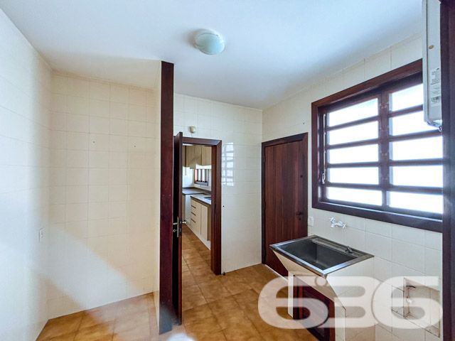 Descubra a sofisticação e o conforto em uma residência planejada para oferecer o melhor em qualidade de vida no coração de Joinville, SC. Localizada no bairro Santo Antônio, uma região de prestígio e livre de alagamentos, esta casa térrea é uma verdadeira joia arquitetônica que se destaca tanto por seu estilo quanto por sua funcionalidade.

Com 400 m² de área construída em um terreno plano de 480 m², este imóvel não só impressiona pela amplitude, mas também pelo cuidado em cada detalhe. A fachada norte garante iluminação natural durante todo o dia, enquanto a rua pavimentada oferece fácil acesso a todas as comodidades urbanas essenciais.

Ao entrar, você será recebido por uma espaçosa sala de estar e jantar com uma elegante lareira central que promete ser o coração da casa nos dias mais frios. As grandes janelas proporcionam uma vista encantadora do jardim bem cuidado e permitem que a luz natural banhe todos os ambientes, criando uma atmosfera acolhedora e aconchegante.

A cozinha é um convite ao prazer culinário, equipada com móveis planejados e modernos que permanecem no imóvel, além de uma prática área de serviço. A casa possui três confortáveis dormitórios, incluindo uma suíte com hidromassagem, oferecendo privacidade e um refúgio tranquilo após um longo dia.

O lazer está garantido com uma área externa que inclui uma convidativa piscina e uma churrasqueira integrada, perfeita para receber amigos e familiares em momentos especiais. O jardim, que envolve a propriedade, é um espetáculo à parte, proporcionando um espaço verde para relaxamento e contato com a natureza.

A residência conta ainda com uma dependência completa para empregados, incluindo quarto e banheiro, além de quatro vagas de garagem, sendo duas cobertas e duas descobertas, com portão eletrônico para sua total comodidade e segurança.

Viver no Santo Antônio significa estar próximo a escolas, hospitais, shopping centers, transporte público e o distrito industrial, tornando esta casa uma excelente opção para quem busca conforto e praticidade no dia a dia.

Não perca a oportunidade de conhecer este imóvel excepcional que combina luxo, conforto e uma localização estratégica. Venha viver seus melhores momentos aqui!
 
636 NEGÓCIOS IMOBILIÁRIOS: A SUA MELHOR ESCOLHA
Com mais de 30 anos de experiência, a 636 Negócios Imobiliários é sua parceira ideal para encontrar o imóvel perfeito. Estamos prontos para ajudá-lo a fazer deste imóvel o seu novo lar.
 
Telefone: (47) 3451-0636
WhatsApp: (47) 99190-0636
 
Não perca esta oportunidade única. Visite nosso site para mais informações: i636.com.br