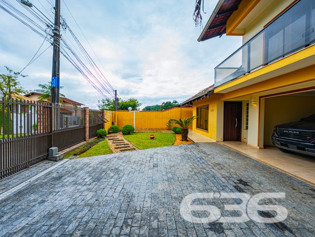 Descubra a beleza de morar bem com espaço, conforto e qualidade de vida em um dos bairros mais valorizados de Joinville, o Costa e Silva. Esta deslumbrante residência de 347,66m², localizada em um terreno plano de 366,66m², é um verdadeiro lar dos sonhos para quem valoriza tranquilidade, segurança e um ambiente familiar excepcional.

O imóvel é um sobrado com acabamentos de alta qualidade e um design que combina elegância e funcionalidade. Ao adentrar, somos recebidos por um espaçoso hall que nos conduz a diferentes ambientes planejados para aconchegar e entreter. O piso térreo inclui uma sala de estar ampla com uma lareira charmosa, ideal para os momentos de relaxamento em família. A cozinha, moderna e prática, conta com móveis planejados e é integrada a uma convidativa área de festas que se abre para o jardim externo, onde uma piscina cristalina promete ser o centro das atenções durante os meses de verão.

Subindo as escadas, que são uma verdadeira peça de arte em madeira, encontramos a área íntima que oferece total privacidade. Os dormitórios são espaçosos e bem iluminados, destacando-se a suíte com hidromassagem, perfeita para os momentos de descanso e privacidade. Cada quarto possui armários embutidos e condicionadores de ar, garantindo conforto em todas as estações do ano.

Além disso, a casa é protegida por um sistema de segurança eficaz, incluindo alarme, interfone, grades e portão eletrônico, proporcionando paz e segurança para você e sua família. A propriedade também conta com garagem coberta e descoberta para até quatro veículos.

Localizada em uma rua pavimentada e com uma orientação solar privilegiada para o norte, esta residência está próxima a importantes vias de acesso, shopping centers, escolas, hospitais e outros serviços públicos essenciais, o que a torna um local perfeito para quem busca comodidade e qualidade de vida.

Seja para criar memórias duradouras com sua família ou para desfrutar de um ambiente tranquilo e seguro, esta casa no bairro Costa e Silva é uma escolha perfeita. 636 Negócios Imobiliários tem o prazer de apresentar esta oportunidade única de moradia em Joinville. Venha conhecer seu novo lar dos sonhos com a gente!
 
636 NEGÓCIOS IMOBILIÁRIOS: A SUA MELHOR ESCOLHA
Com mais de 30 anos de experiência, a 636 Negócios Imobiliários é sua parceira ideal para encontrar o imóvel perfeito. Estamos prontos para ajudá-lo a fazer deste imóvel o seu novo lar.
 
Telefone: (47) 3451-0636
WhatsApp: (47) 99190-0636
 
Não perca esta oportunidade única. Visite nosso site para mais informações: i636.com.br