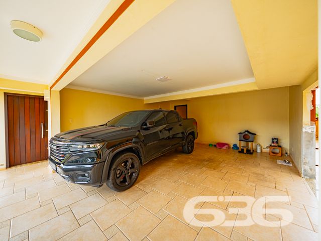 Descubra a beleza de morar bem com espaço, conforto e qualidade de vida em um dos bairros mais valorizados de Joinville, o Costa e Silva. Esta deslumbrante residência de 347,66m², localizada em um terreno plano de 366,66m², é um verdadeiro lar dos sonhos para quem valoriza tranquilidade, segurança e um ambiente familiar excepcional.

O imóvel é um sobrado com acabamentos de alta qualidade e um design que combina elegância e funcionalidade. Ao adentrar, somos recebidos por um espaçoso hall que nos conduz a diferentes ambientes planejados para aconchegar e entreter. O piso térreo inclui uma sala de estar ampla com uma lareira charmosa, ideal para os momentos de relaxamento em família. A cozinha, moderna e prática, conta com móveis planejados e é integrada a uma convidativa área de festas que se abre para o jardim externo, onde uma piscina cristalina promete ser o centro das atenções durante os meses de verão.

Subindo as escadas, que são uma verdadeira peça de arte em madeira, encontramos a área íntima que oferece total privacidade. Os dormitórios são espaçosos e bem iluminados, destacando-se a suíte com hidromassagem, perfeita para os momentos de descanso e privacidade. Cada quarto possui armários embutidos e condicionadores de ar, garantindo conforto em todas as estações do ano.

Além disso, a casa é protegida por um sistema de segurança eficaz, incluindo alarme, interfone, grades e portão eletrônico, proporcionando paz e segurança para você e sua família. A propriedade também conta com garagem coberta e descoberta para até quatro veículos.

Localizada em uma rua pavimentada e com uma orientação solar privilegiada para o norte, esta residência está próxima a importantes vias de acesso, shopping centers, escolas, hospitais e outros serviços públicos essenciais, o que a torna um local perfeito para quem busca comodidade e qualidade de vida.

Seja para criar memórias duradouras com sua família ou para desfrutar de um ambiente tranquilo e seguro, esta casa no bairro Costa e Silva é uma escolha perfeita. 636 Negócios Imobiliários tem o prazer de apresentar esta oportunidade única de moradia em Joinville. Venha conhecer seu novo lar dos sonhos com a gente!
 
636 NEGÓCIOS IMOBILIÁRIOS: A SUA MELHOR ESCOLHA
Com mais de 30 anos de experiência, a 636 Negócios Imobiliários é sua parceira ideal para encontrar o imóvel perfeito. Estamos prontos para ajudá-lo a fazer deste imóvel o seu novo lar.
 
Telefone: (47) 3451-0636
WhatsApp: (47) 99190-0636
 
Não perca esta oportunidade única. Visite nosso site para mais informações: i636.com.br