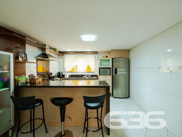 Descubra a beleza de morar bem com espaço, conforto e qualidade de vida em um dos bairros mais valorizados de Joinville, o Costa e Silva. Esta deslumbrante residência de 347,66m², localizada em um terreno plano de 366,66m², é um verdadeiro lar dos sonhos para quem valoriza tranquilidade, segurança e um ambiente familiar excepcional.

O imóvel é um sobrado com acabamentos de alta qualidade e um design que combina elegância e funcionalidade. Ao adentrar, somos recebidos por um espaçoso hall que nos conduz a diferentes ambientes planejados para aconchegar e entreter. O piso térreo inclui uma sala de estar ampla com uma lareira charmosa, ideal para os momentos de relaxamento em família. A cozinha, moderna e prática, conta com móveis planejados e é integrada a uma convidativa área de festas que se abre para o jardim externo, onde uma piscina cristalina promete ser o centro das atenções durante os meses de verão.

Subindo as escadas, que são uma verdadeira peça de arte em madeira, encontramos a área íntima que oferece total privacidade. Os dormitórios são espaçosos e bem iluminados, destacando-se a suíte com hidromassagem, perfeita para os momentos de descanso e privacidade. Cada quarto possui armários embutidos e condicionadores de ar, garantindo conforto em todas as estações do ano.

Além disso, a casa é protegida por um sistema de segurança eficaz, incluindo alarme, interfone, grades e portão eletrônico, proporcionando paz e segurança para você e sua família. A propriedade também conta com garagem coberta e descoberta para até quatro veículos.

Localizada em uma rua pavimentada e com uma orientação solar privilegiada para o norte, esta residência está próxima a importantes vias de acesso, shopping centers, escolas, hospitais e outros serviços públicos essenciais, o que a torna um local perfeito para quem busca comodidade e qualidade de vida.

Seja para criar memórias duradouras com sua família ou para desfrutar de um ambiente tranquilo e seguro, esta casa no bairro Costa e Silva é uma escolha perfeita. 636 Negócios Imobiliários tem o prazer de apresentar esta oportunidade única de moradia em Joinville. Venha conhecer seu novo lar dos sonhos com a gente!
 
636 NEGÓCIOS IMOBILIÁRIOS: A SUA MELHOR ESCOLHA
Com mais de 30 anos de experiência, a 636 Negócios Imobiliários é sua parceira ideal para encontrar o imóvel perfeito. Estamos prontos para ajudá-lo a fazer deste imóvel o seu novo lar.
 
Telefone: (47) 3451-0636
WhatsApp: (47) 99190-0636
 
Não perca esta oportunidade única. Visite nosso site para mais informações: i636.com.br