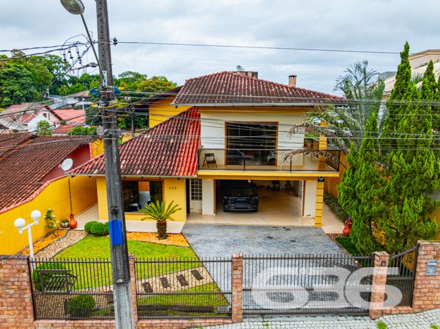 Descubra a beleza de morar bem com espaço, conforto e qualidade de vida em um dos bairros mais valorizados de Joinville, o Costa e Silva. Esta deslumbrante residência de 347,66m², localizada em um terreno plano de 366,66m², é um verdadeiro lar dos sonhos para quem valoriza tranquilidade, segurança e um ambiente familiar excepcional.

O imóvel é um sobrado com acabamentos de alta qualidade e um design que combina elegância e funcionalidade. Ao adentrar, somos recebidos por um espaçoso hall que nos conduz a diferentes ambientes planejados para aconchegar e entreter. O piso térreo inclui uma sala de estar ampla com uma lareira charmosa, ideal para os momentos de relaxamento em família. A cozinha, moderna e prática, conta com móveis planejados e é integrada a uma convidativa área de festas que se abre para o jardim externo, onde uma piscina cristalina promete ser o centro das atenções durante os meses de verão.

Subindo as escadas, que são uma verdadeira peça de arte em madeira, encontramos a área íntima que oferece total privacidade. Os dormitórios são espaçosos e bem iluminados, destacando-se a suíte com hidromassagem, perfeita para os momentos de descanso e privacidade. Cada quarto possui armários embutidos e condicionadores de ar, garantindo conforto em todas as estações do ano.

Além disso, a casa é protegida por um sistema de segurança eficaz, incluindo alarme, interfone, grades e portão eletrônico, proporcionando paz e segurança para você e sua família. A propriedade também conta com garagem coberta e descoberta para até quatro veículos.

Localizada em uma rua pavimentada e com uma orientação solar privilegiada para o norte, esta residência está próxima a importantes vias de acesso, shopping centers, escolas, hospitais e outros serviços públicos essenciais, o que a torna um local perfeito para quem busca comodidade e qualidade de vida.

Seja para criar memórias duradouras com sua família ou para desfrutar de um ambiente tranquilo e seguro, esta casa no bairro Costa e Silva é uma escolha perfeita. 636 Negócios Imobiliários tem o prazer de apresentar esta oportunidade única de moradia em Joinville. Venha conhecer seu novo lar dos sonhos com a gente!
 
636 NEGÓCIOS IMOBILIÁRIOS: A SUA MELHOR ESCOLHA
Com mais de 30 anos de experiência, a 636 Negócios Imobiliários é sua parceira ideal para encontrar o imóvel perfeito. Estamos prontos para ajudá-lo a fazer deste imóvel o seu novo lar.
 
Telefone: (47) 3451-0636
WhatsApp: (47) 99190-0636
 
Não perca esta oportunidade única. Visite nosso site para mais informações: i636.com.br