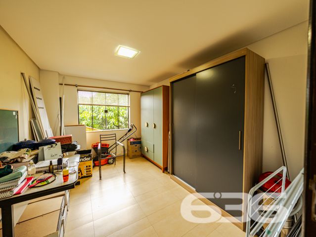 Descubra a beleza de morar bem com espaço, conforto e qualidade de vida em um dos bairros mais valorizados de Joinville, o Costa e Silva. Esta deslumbrante residência de 347,66m², localizada em um terreno plano de 366,66m², é um verdadeiro lar dos sonhos para quem valoriza tranquilidade, segurança e um ambiente familiar excepcional.

O imóvel é um sobrado com acabamentos de alta qualidade e um design que combina elegância e funcionalidade. Ao adentrar, somos recebidos por um espaçoso hall que nos conduz a diferentes ambientes planejados para aconchegar e entreter. O piso térreo inclui uma sala de estar ampla com uma lareira charmosa, ideal para os momentos de relaxamento em família. A cozinha, moderna e prática, conta com móveis planejados e é integrada a uma convidativa área de festas que se abre para o jardim externo, onde uma piscina cristalina promete ser o centro das atenções durante os meses de verão.

Subindo as escadas, que são uma verdadeira peça de arte em madeira, encontramos a área íntima que oferece total privacidade. Os dormitórios são espaçosos e bem iluminados, destacando-se a suíte com hidromassagem, perfeita para os momentos de descanso e privacidade. Cada quarto possui armários embutidos e condicionadores de ar, garantindo conforto em todas as estações do ano.

Além disso, a casa é protegida por um sistema de segurança eficaz, incluindo alarme, interfone, grades e portão eletrônico, proporcionando paz e segurança para você e sua família. A propriedade também conta com garagem coberta e descoberta para até quatro veículos.

Localizada em uma rua pavimentada e com uma orientação solar privilegiada para o norte, esta residência está próxima a importantes vias de acesso, shopping centers, escolas, hospitais e outros serviços públicos essenciais, o que a torna um local perfeito para quem busca comodidade e qualidade de vida.

Seja para criar memórias duradouras com sua família ou para desfrutar de um ambiente tranquilo e seguro, esta casa no bairro Costa e Silva é uma escolha perfeita. 636 Negócios Imobiliários tem o prazer de apresentar esta oportunidade única de moradia em Joinville. Venha conhecer seu novo lar dos sonhos com a gente!
 
636 NEGÓCIOS IMOBILIÁRIOS: A SUA MELHOR ESCOLHA
Com mais de 30 anos de experiência, a 636 Negócios Imobiliários é sua parceira ideal para encontrar o imóvel perfeito. Estamos prontos para ajudá-lo a fazer deste imóvel o seu novo lar.
 
Telefone: (47) 3451-0636
WhatsApp: (47) 99190-0636
 
Não perca esta oportunidade única. Visite nosso site para mais informações: i636.com.br