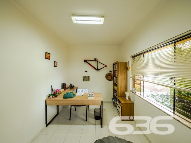 Descubra a beleza de morar bem com espaço, conforto e qualidade de vida em um dos bairros mais valorizados de Joinville, o Costa e Silva. Esta deslumbrante residência de 347,66m², localizada em um terreno plano de 366,66m², é um verdadeiro lar dos sonhos para quem valoriza tranquilidade, segurança e um ambiente familiar excepcional.

O imóvel é um sobrado com acabamentos de alta qualidade e um design que combina elegância e funcionalidade. Ao adentrar, somos recebidos por um espaçoso hall que nos conduz a diferentes ambientes planejados para aconchegar e entreter. O piso térreo inclui uma sala de estar ampla com uma lareira charmosa, ideal para os momentos de relaxamento em família. A cozinha, moderna e prática, conta com móveis planejados e é integrada a uma convidativa área de festas que se abre para o jardim externo, onde uma piscina cristalina promete ser o centro das atenções durante os meses de verão.

Subindo as escadas, que são uma verdadeira peça de arte em madeira, encontramos a área íntima que oferece total privacidade. Os dormitórios são espaçosos e bem iluminados, destacando-se a suíte com hidromassagem, perfeita para os momentos de descanso e privacidade. Cada quarto possui armários embutidos e condicionadores de ar, garantindo conforto em todas as estações do ano.

Além disso, a casa é protegida por um sistema de segurança eficaz, incluindo alarme, interfone, grades e portão eletrônico, proporcionando paz e segurança para você e sua família. A propriedade também conta com garagem coberta e descoberta para até quatro veículos.

Localizada em uma rua pavimentada e com uma orientação solar privilegiada para o norte, esta residência está próxima a importantes vias de acesso, shopping centers, escolas, hospitais e outros serviços públicos essenciais, o que a torna um local perfeito para quem busca comodidade e qualidade de vida.

Seja para criar memórias duradouras com sua família ou para desfrutar de um ambiente tranquilo e seguro, esta casa no bairro Costa e Silva é uma escolha perfeita. 636 Negócios Imobiliários tem o prazer de apresentar esta oportunidade única de moradia em Joinville. Venha conhecer seu novo lar dos sonhos com a gente!
 
636 NEGÓCIOS IMOBILIÁRIOS: A SUA MELHOR ESCOLHA
Com mais de 30 anos de experiência, a 636 Negócios Imobiliários é sua parceira ideal para encontrar o imóvel perfeito. Estamos prontos para ajudá-lo a fazer deste imóvel o seu novo lar.
 
Telefone: (47) 3451-0636
WhatsApp: (47) 99190-0636
 
Não perca esta oportunidade única. Visite nosso site para mais informações: i636.com.br