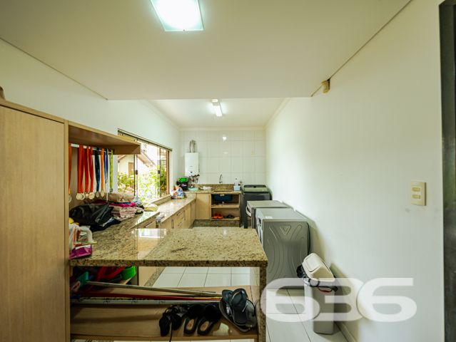 Descubra a beleza de morar bem com espaço, conforto e qualidade de vida em um dos bairros mais valorizados de Joinville, o Costa e Silva. Esta deslumbrante residência de 347,66m², localizada em um terreno plano de 366,66m², é um verdadeiro lar dos sonhos para quem valoriza tranquilidade, segurança e um ambiente familiar excepcional.

O imóvel é um sobrado com acabamentos de alta qualidade e um design que combina elegância e funcionalidade. Ao adentrar, somos recebidos por um espaçoso hall que nos conduz a diferentes ambientes planejados para aconchegar e entreter. O piso térreo inclui uma sala de estar ampla com uma lareira charmosa, ideal para os momentos de relaxamento em família. A cozinha, moderna e prática, conta com móveis planejados e é integrada a uma convidativa área de festas que se abre para o jardim externo, onde uma piscina cristalina promete ser o centro das atenções durante os meses de verão.

Subindo as escadas, que são uma verdadeira peça de arte em madeira, encontramos a área íntima que oferece total privacidade. Os dormitórios são espaçosos e bem iluminados, destacando-se a suíte com hidromassagem, perfeita para os momentos de descanso e privacidade. Cada quarto possui armários embutidos e condicionadores de ar, garantindo conforto em todas as estações do ano.

Além disso, a casa é protegida por um sistema de segurança eficaz, incluindo alarme, interfone, grades e portão eletrônico, proporcionando paz e segurança para você e sua família. A propriedade também conta com garagem coberta e descoberta para até quatro veículos.

Localizada em uma rua pavimentada e com uma orientação solar privilegiada para o norte, esta residência está próxima a importantes vias de acesso, shopping centers, escolas, hospitais e outros serviços públicos essenciais, o que a torna um local perfeito para quem busca comodidade e qualidade de vida.

Seja para criar memórias duradouras com sua família ou para desfrutar de um ambiente tranquilo e seguro, esta casa no bairro Costa e Silva é uma escolha perfeita. 636 Negócios Imobiliários tem o prazer de apresentar esta oportunidade única de moradia em Joinville. Venha conhecer seu novo lar dos sonhos com a gente!
 
636 NEGÓCIOS IMOBILIÁRIOS: A SUA MELHOR ESCOLHA
Com mais de 30 anos de experiência, a 636 Negócios Imobiliários é sua parceira ideal para encontrar o imóvel perfeito. Estamos prontos para ajudá-lo a fazer deste imóvel o seu novo lar.
 
Telefone: (47) 3451-0636
WhatsApp: (47) 99190-0636
 
Não perca esta oportunidade única. Visite nosso site para mais informações: i636.com.br