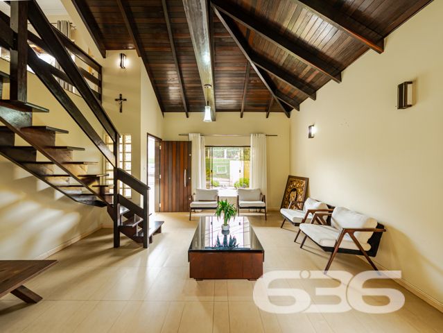 Descubra a beleza de morar bem com espaço, conforto e qualidade de vida em um dos bairros mais valorizados de Joinville, o Costa e Silva. Esta deslumbrante residência de 347,66m², localizada em um terreno plano de 366,66m², é um verdadeiro lar dos sonhos para quem valoriza tranquilidade, segurança e um ambiente familiar excepcional.

O imóvel é um sobrado com acabamentos de alta qualidade e um design que combina elegância e funcionalidade. Ao adentrar, somos recebidos por um espaçoso hall que nos conduz a diferentes ambientes planejados para aconchegar e entreter. O piso térreo inclui uma sala de estar ampla com uma lareira charmosa, ideal para os momentos de relaxamento em família. A cozinha, moderna e prática, conta com móveis planejados e é integrada a uma convidativa área de festas que se abre para o jardim externo, onde uma piscina cristalina promete ser o centro das atenções durante os meses de verão.

Subindo as escadas, que são uma verdadeira peça de arte em madeira, encontramos a área íntima que oferece total privacidade. Os dormitórios são espaçosos e bem iluminados, destacando-se a suíte com hidromassagem, perfeita para os momentos de descanso e privacidade. Cada quarto possui armários embutidos e condicionadores de ar, garantindo conforto em todas as estações do ano.

Além disso, a casa é protegida por um sistema de segurança eficaz, incluindo alarme, interfone, grades e portão eletrônico, proporcionando paz e segurança para você e sua família. A propriedade também conta com garagem coberta e descoberta para até quatro veículos.

Localizada em uma rua pavimentada e com uma orientação solar privilegiada para o norte, esta residência está próxima a importantes vias de acesso, shopping centers, escolas, hospitais e outros serviços públicos essenciais, o que a torna um local perfeito para quem busca comodidade e qualidade de vida.

Seja para criar memórias duradouras com sua família ou para desfrutar de um ambiente tranquilo e seguro, esta casa no bairro Costa e Silva é uma escolha perfeita. 636 Negócios Imobiliários tem o prazer de apresentar esta oportunidade única de moradia em Joinville. Venha conhecer seu novo lar dos sonhos com a gente!
 
636 NEGÓCIOS IMOBILIÁRIOS: A SUA MELHOR ESCOLHA
Com mais de 30 anos de experiência, a 636 Negócios Imobiliários é sua parceira ideal para encontrar o imóvel perfeito. Estamos prontos para ajudá-lo a fazer deste imóvel o seu novo lar.
 
Telefone: (47) 3451-0636
WhatsApp: (47) 99190-0636
 
Não perca esta oportunidade única. Visite nosso site para mais informações: i636.com.br