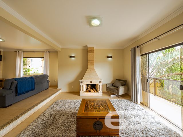 Descubra a beleza de morar bem com espaço, conforto e qualidade de vida em um dos bairros mais valorizados de Joinville, o Costa e Silva. Esta deslumbrante residência de 347,66m², localizada em um terreno plano de 366,66m², é um verdadeiro lar dos sonhos para quem valoriza tranquilidade, segurança e um ambiente familiar excepcional.

O imóvel é um sobrado com acabamentos de alta qualidade e um design que combina elegância e funcionalidade. Ao adentrar, somos recebidos por um espaçoso hall que nos conduz a diferentes ambientes planejados para aconchegar e entreter. O piso térreo inclui uma sala de estar ampla com uma lareira charmosa, ideal para os momentos de relaxamento em família. A cozinha, moderna e prática, conta com móveis planejados e é integrada a uma convidativa área de festas que se abre para o jardim externo, onde uma piscina cristalina promete ser o centro das atenções durante os meses de verão.

Subindo as escadas, que são uma verdadeira peça de arte em madeira, encontramos a área íntima que oferece total privacidade. Os dormitórios são espaçosos e bem iluminados, destacando-se a suíte com hidromassagem, perfeita para os momentos de descanso e privacidade. Cada quarto possui armários embutidos e condicionadores de ar, garantindo conforto em todas as estações do ano.

Além disso, a casa é protegida por um sistema de segurança eficaz, incluindo alarme, interfone, grades e portão eletrônico, proporcionando paz e segurança para você e sua família. A propriedade também conta com garagem coberta e descoberta para até quatro veículos.

Localizada em uma rua pavimentada e com uma orientação solar privilegiada para o norte, esta residência está próxima a importantes vias de acesso, shopping centers, escolas, hospitais e outros serviços públicos essenciais, o que a torna um local perfeito para quem busca comodidade e qualidade de vida.

Seja para criar memórias duradouras com sua família ou para desfrutar de um ambiente tranquilo e seguro, esta casa no bairro Costa e Silva é uma escolha perfeita. 636 Negócios Imobiliários tem o prazer de apresentar esta oportunidade única de moradia em Joinville. Venha conhecer seu novo lar dos sonhos com a gente!
 
636 NEGÓCIOS IMOBILIÁRIOS: A SUA MELHOR ESCOLHA
Com mais de 30 anos de experiência, a 636 Negócios Imobiliários é sua parceira ideal para encontrar o imóvel perfeito. Estamos prontos para ajudá-lo a fazer deste imóvel o seu novo lar.
 
Telefone: (47) 3451-0636
WhatsApp: (47) 99190-0636
 
Não perca esta oportunidade única. Visite nosso site para mais informações: i636.com.br