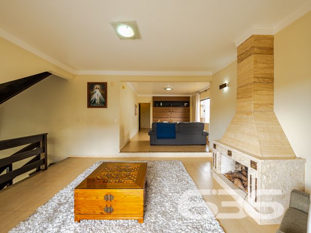 Descubra a beleza de morar bem com espaço, conforto e qualidade de vida em um dos bairros mais valorizados de Joinville, o Costa e Silva. Esta deslumbrante residência de 347,66m², localizada em um terreno plano de 366,66m², é um verdadeiro lar dos sonhos para quem valoriza tranquilidade, segurança e um ambiente familiar excepcional.

O imóvel é um sobrado com acabamentos de alta qualidade e um design que combina elegância e funcionalidade. Ao adentrar, somos recebidos por um espaçoso hall que nos conduz a diferentes ambientes planejados para aconchegar e entreter. O piso térreo inclui uma sala de estar ampla com uma lareira charmosa, ideal para os momentos de relaxamento em família. A cozinha, moderna e prática, conta com móveis planejados e é integrada a uma convidativa área de festas que se abre para o jardim externo, onde uma piscina cristalina promete ser o centro das atenções durante os meses de verão.

Subindo as escadas, que são uma verdadeira peça de arte em madeira, encontramos a área íntima que oferece total privacidade. Os dormitórios são espaçosos e bem iluminados, destacando-se a suíte com hidromassagem, perfeita para os momentos de descanso e privacidade. Cada quarto possui armários embutidos e condicionadores de ar, garantindo conforto em todas as estações do ano.

Além disso, a casa é protegida por um sistema de segurança eficaz, incluindo alarme, interfone, grades e portão eletrônico, proporcionando paz e segurança para você e sua família. A propriedade também conta com garagem coberta e descoberta para até quatro veículos.

Localizada em uma rua pavimentada e com uma orientação solar privilegiada para o norte, esta residência está próxima a importantes vias de acesso, shopping centers, escolas, hospitais e outros serviços públicos essenciais, o que a torna um local perfeito para quem busca comodidade e qualidade de vida.

Seja para criar memórias duradouras com sua família ou para desfrutar de um ambiente tranquilo e seguro, esta casa no bairro Costa e Silva é uma escolha perfeita. 636 Negócios Imobiliários tem o prazer de apresentar esta oportunidade única de moradia em Joinville. Venha conhecer seu novo lar dos sonhos com a gente!
 
636 NEGÓCIOS IMOBILIÁRIOS: A SUA MELHOR ESCOLHA
Com mais de 30 anos de experiência, a 636 Negócios Imobiliários é sua parceira ideal para encontrar o imóvel perfeito. Estamos prontos para ajudá-lo a fazer deste imóvel o seu novo lar.
 
Telefone: (47) 3451-0636
WhatsApp: (47) 99190-0636
 
Não perca esta oportunidade única. Visite nosso site para mais informações: i636.com.br