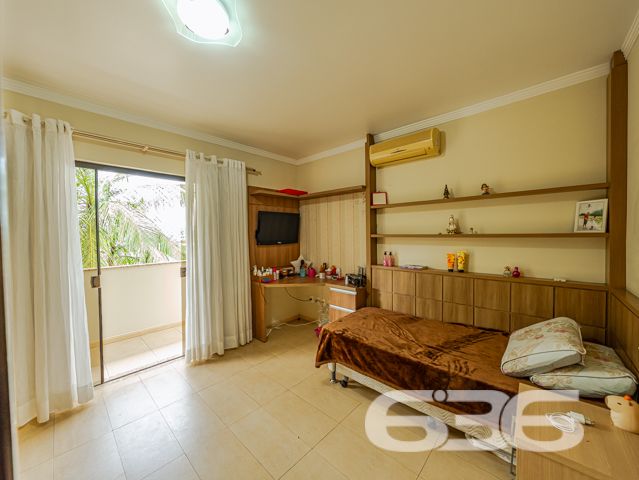Descubra a beleza de morar bem com espaço, conforto e qualidade de vida em um dos bairros mais valorizados de Joinville, o Costa e Silva. Esta deslumbrante residência de 347,66m², localizada em um terreno plano de 366,66m², é um verdadeiro lar dos sonhos para quem valoriza tranquilidade, segurança e um ambiente familiar excepcional.

O imóvel é um sobrado com acabamentos de alta qualidade e um design que combina elegância e funcionalidade. Ao adentrar, somos recebidos por um espaçoso hall que nos conduz a diferentes ambientes planejados para aconchegar e entreter. O piso térreo inclui uma sala de estar ampla com uma lareira charmosa, ideal para os momentos de relaxamento em família. A cozinha, moderna e prática, conta com móveis planejados e é integrada a uma convidativa área de festas que se abre para o jardim externo, onde uma piscina cristalina promete ser o centro das atenções durante os meses de verão.

Subindo as escadas, que são uma verdadeira peça de arte em madeira, encontramos a área íntima que oferece total privacidade. Os dormitórios são espaçosos e bem iluminados, destacando-se a suíte com hidromassagem, perfeita para os momentos de descanso e privacidade. Cada quarto possui armários embutidos e condicionadores de ar, garantindo conforto em todas as estações do ano.

Além disso, a casa é protegida por um sistema de segurança eficaz, incluindo alarme, interfone, grades e portão eletrônico, proporcionando paz e segurança para você e sua família. A propriedade também conta com garagem coberta e descoberta para até quatro veículos.

Localizada em uma rua pavimentada e com uma orientação solar privilegiada para o norte, esta residência está próxima a importantes vias de acesso, shopping centers, escolas, hospitais e outros serviços públicos essenciais, o que a torna um local perfeito para quem busca comodidade e qualidade de vida.

Seja para criar memórias duradouras com sua família ou para desfrutar de um ambiente tranquilo e seguro, esta casa no bairro Costa e Silva é uma escolha perfeita. 636 Negócios Imobiliários tem o prazer de apresentar esta oportunidade única de moradia em Joinville. Venha conhecer seu novo lar dos sonhos com a gente!
 
636 NEGÓCIOS IMOBILIÁRIOS: A SUA MELHOR ESCOLHA
Com mais de 30 anos de experiência, a 636 Negócios Imobiliários é sua parceira ideal para encontrar o imóvel perfeito. Estamos prontos para ajudá-lo a fazer deste imóvel o seu novo lar.
 
Telefone: (47) 3451-0636
WhatsApp: (47) 99190-0636
 
Não perca esta oportunidade única. Visite nosso site para mais informações: i636.com.br