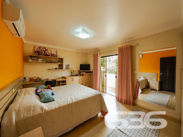 Descubra a beleza de morar bem com espaço, conforto e qualidade de vida em um dos bairros mais valorizados de Joinville, o Costa e Silva. Esta deslumbrante residência de 347,66m², localizada em um terreno plano de 366,66m², é um verdadeiro lar dos sonhos para quem valoriza tranquilidade, segurança e um ambiente familiar excepcional.

O imóvel é um sobrado com acabamentos de alta qualidade e um design que combina elegância e funcionalidade. Ao adentrar, somos recebidos por um espaçoso hall que nos conduz a diferentes ambientes planejados para aconchegar e entreter. O piso térreo inclui uma sala de estar ampla com uma lareira charmosa, ideal para os momentos de relaxamento em família. A cozinha, moderna e prática, conta com móveis planejados e é integrada a uma convidativa área de festas que se abre para o jardim externo, onde uma piscina cristalina promete ser o centro das atenções durante os meses de verão.

Subindo as escadas, que são uma verdadeira peça de arte em madeira, encontramos a área íntima que oferece total privacidade. Os dormitórios são espaçosos e bem iluminados, destacando-se a suíte com hidromassagem, perfeita para os momentos de descanso e privacidade. Cada quarto possui armários embutidos e condicionadores de ar, garantindo conforto em todas as estações do ano.

Além disso, a casa é protegida por um sistema de segurança eficaz, incluindo alarme, interfone, grades e portão eletrônico, proporcionando paz e segurança para você e sua família. A propriedade também conta com garagem coberta e descoberta para até quatro veículos.

Localizada em uma rua pavimentada e com uma orientação solar privilegiada para o norte, esta residência está próxima a importantes vias de acesso, shopping centers, escolas, hospitais e outros serviços públicos essenciais, o que a torna um local perfeito para quem busca comodidade e qualidade de vida.

Seja para criar memórias duradouras com sua família ou para desfrutar de um ambiente tranquilo e seguro, esta casa no bairro Costa e Silva é uma escolha perfeita. 636 Negócios Imobiliários tem o prazer de apresentar esta oportunidade única de moradia em Joinville. Venha conhecer seu novo lar dos sonhos com a gente!
 
636 NEGÓCIOS IMOBILIÁRIOS: A SUA MELHOR ESCOLHA
Com mais de 30 anos de experiência, a 636 Negócios Imobiliários é sua parceira ideal para encontrar o imóvel perfeito. Estamos prontos para ajudá-lo a fazer deste imóvel o seu novo lar.
 
Telefone: (47) 3451-0636
WhatsApp: (47) 99190-0636
 
Não perca esta oportunidade única. Visite nosso site para mais informações: i636.com.br