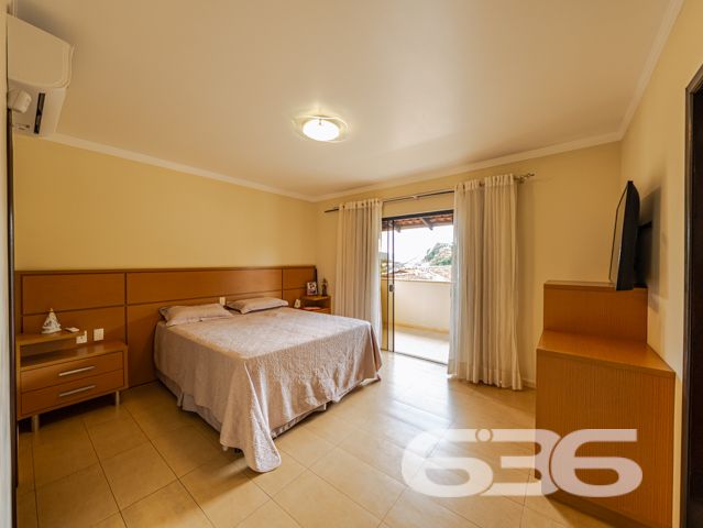 Descubra a beleza de morar bem com espaço, conforto e qualidade de vida em um dos bairros mais valorizados de Joinville, o Costa e Silva. Esta deslumbrante residência de 347,66m², localizada em um terreno plano de 366,66m², é um verdadeiro lar dos sonhos para quem valoriza tranquilidade, segurança e um ambiente familiar excepcional.

O imóvel é um sobrado com acabamentos de alta qualidade e um design que combina elegância e funcionalidade. Ao adentrar, somos recebidos por um espaçoso hall que nos conduz a diferentes ambientes planejados para aconchegar e entreter. O piso térreo inclui uma sala de estar ampla com uma lareira charmosa, ideal para os momentos de relaxamento em família. A cozinha, moderna e prática, conta com móveis planejados e é integrada a uma convidativa área de festas que se abre para o jardim externo, onde uma piscina cristalina promete ser o centro das atenções durante os meses de verão.

Subindo as escadas, que são uma verdadeira peça de arte em madeira, encontramos a área íntima que oferece total privacidade. Os dormitórios são espaçosos e bem iluminados, destacando-se a suíte com hidromassagem, perfeita para os momentos de descanso e privacidade. Cada quarto possui armários embutidos e condicionadores de ar, garantindo conforto em todas as estações do ano.

Além disso, a casa é protegida por um sistema de segurança eficaz, incluindo alarme, interfone, grades e portão eletrônico, proporcionando paz e segurança para você e sua família. A propriedade também conta com garagem coberta e descoberta para até quatro veículos.

Localizada em uma rua pavimentada e com uma orientação solar privilegiada para o norte, esta residência está próxima a importantes vias de acesso, shopping centers, escolas, hospitais e outros serviços públicos essenciais, o que a torna um local perfeito para quem busca comodidade e qualidade de vida.

Seja para criar memórias duradouras com sua família ou para desfrutar de um ambiente tranquilo e seguro, esta casa no bairro Costa e Silva é uma escolha perfeita. 636 Negócios Imobiliários tem o prazer de apresentar esta oportunidade única de moradia em Joinville. Venha conhecer seu novo lar dos sonhos com a gente!
 
636 NEGÓCIOS IMOBILIÁRIOS: A SUA MELHOR ESCOLHA
Com mais de 30 anos de experiência, a 636 Negócios Imobiliários é sua parceira ideal para encontrar o imóvel perfeito. Estamos prontos para ajudá-lo a fazer deste imóvel o seu novo lar.
 
Telefone: (47) 3451-0636
WhatsApp: (47) 99190-0636
 
Não perca esta oportunidade única. Visite nosso site para mais informações: i636.com.br