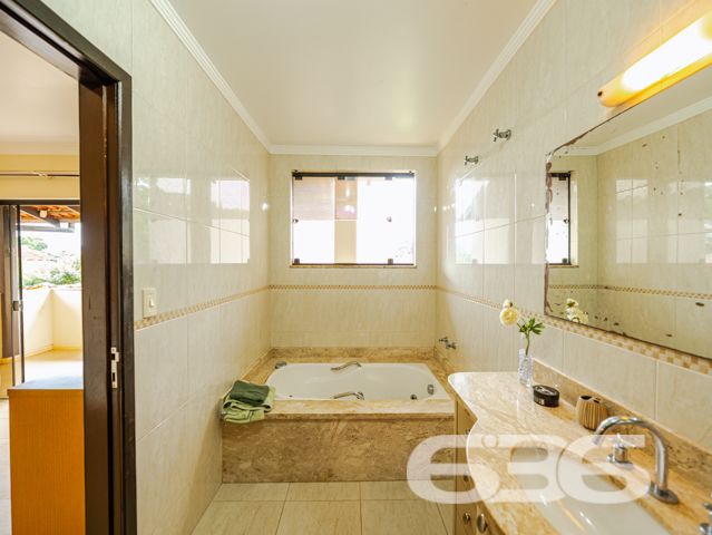 Descubra a beleza de morar bem com espaço, conforto e qualidade de vida em um dos bairros mais valorizados de Joinville, o Costa e Silva. Esta deslumbrante residência de 347,66m², localizada em um terreno plano de 366,66m², é um verdadeiro lar dos sonhos para quem valoriza tranquilidade, segurança e um ambiente familiar excepcional.

O imóvel é um sobrado com acabamentos de alta qualidade e um design que combina elegância e funcionalidade. Ao adentrar, somos recebidos por um espaçoso hall que nos conduz a diferentes ambientes planejados para aconchegar e entreter. O piso térreo inclui uma sala de estar ampla com uma lareira charmosa, ideal para os momentos de relaxamento em família. A cozinha, moderna e prática, conta com móveis planejados e é integrada a uma convidativa área de festas que se abre para o jardim externo, onde uma piscina cristalina promete ser o centro das atenções durante os meses de verão.

Subindo as escadas, que são uma verdadeira peça de arte em madeira, encontramos a área íntima que oferece total privacidade. Os dormitórios são espaçosos e bem iluminados, destacando-se a suíte com hidromassagem, perfeita para os momentos de descanso e privacidade. Cada quarto possui armários embutidos e condicionadores de ar, garantindo conforto em todas as estações do ano.

Além disso, a casa é protegida por um sistema de segurança eficaz, incluindo alarme, interfone, grades e portão eletrônico, proporcionando paz e segurança para você e sua família. A propriedade também conta com garagem coberta e descoberta para até quatro veículos.

Localizada em uma rua pavimentada e com uma orientação solar privilegiada para o norte, esta residência está próxima a importantes vias de acesso, shopping centers, escolas, hospitais e outros serviços públicos essenciais, o que a torna um local perfeito para quem busca comodidade e qualidade de vida.

Seja para criar memórias duradouras com sua família ou para desfrutar de um ambiente tranquilo e seguro, esta casa no bairro Costa e Silva é uma escolha perfeita. 636 Negócios Imobiliários tem o prazer de apresentar esta oportunidade única de moradia em Joinville. Venha conhecer seu novo lar dos sonhos com a gente!
 
636 NEGÓCIOS IMOBILIÁRIOS: A SUA MELHOR ESCOLHA
Com mais de 30 anos de experiência, a 636 Negócios Imobiliários é sua parceira ideal para encontrar o imóvel perfeito. Estamos prontos para ajudá-lo a fazer deste imóvel o seu novo lar.
 
Telefone: (47) 3451-0636
WhatsApp: (47) 99190-0636
 
Não perca esta oportunidade única. Visite nosso site para mais informações: i636.com.br