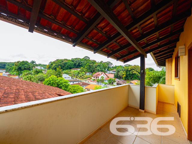 Descubra a beleza de morar bem com espaço, conforto e qualidade de vida em um dos bairros mais valorizados de Joinville, o Costa e Silva. Esta deslumbrante residência de 347,66m², localizada em um terreno plano de 366,66m², é um verdadeiro lar dos sonhos para quem valoriza tranquilidade, segurança e um ambiente familiar excepcional.

O imóvel é um sobrado com acabamentos de alta qualidade e um design que combina elegância e funcionalidade. Ao adentrar, somos recebidos por um espaçoso hall que nos conduz a diferentes ambientes planejados para aconchegar e entreter. O piso térreo inclui uma sala de estar ampla com uma lareira charmosa, ideal para os momentos de relaxamento em família. A cozinha, moderna e prática, conta com móveis planejados e é integrada a uma convidativa área de festas que se abre para o jardim externo, onde uma piscina cristalina promete ser o centro das atenções durante os meses de verão.

Subindo as escadas, que são uma verdadeira peça de arte em madeira, encontramos a área íntima que oferece total privacidade. Os dormitórios são espaçosos e bem iluminados, destacando-se a suíte com hidromassagem, perfeita para os momentos de descanso e privacidade. Cada quarto possui armários embutidos e condicionadores de ar, garantindo conforto em todas as estações do ano.

Além disso, a casa é protegida por um sistema de segurança eficaz, incluindo alarme, interfone, grades e portão eletrônico, proporcionando paz e segurança para você e sua família. A propriedade também conta com garagem coberta e descoberta para até quatro veículos.

Localizada em uma rua pavimentada e com uma orientação solar privilegiada para o norte, esta residência está próxima a importantes vias de acesso, shopping centers, escolas, hospitais e outros serviços públicos essenciais, o que a torna um local perfeito para quem busca comodidade e qualidade de vida.

Seja para criar memórias duradouras com sua família ou para desfrutar de um ambiente tranquilo e seguro, esta casa no bairro Costa e Silva é uma escolha perfeita. 636 Negócios Imobiliários tem o prazer de apresentar esta oportunidade única de moradia em Joinville. Venha conhecer seu novo lar dos sonhos com a gente!
 
636 NEGÓCIOS IMOBILIÁRIOS: A SUA MELHOR ESCOLHA
Com mais de 30 anos de experiência, a 636 Negócios Imobiliários é sua parceira ideal para encontrar o imóvel perfeito. Estamos prontos para ajudá-lo a fazer deste imóvel o seu novo lar.
 
Telefone: (47) 3451-0636
WhatsApp: (47) 99190-0636
 
Não perca esta oportunidade única. Visite nosso site para mais informações: i636.com.br