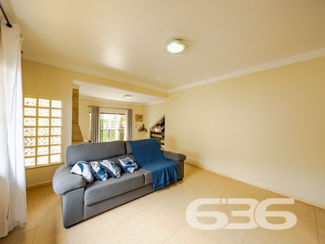 Descubra a beleza de morar bem com espaço, conforto e qualidade de vida em um dos bairros mais valorizados de Joinville, o Costa e Silva. Esta deslumbrante residência de 347,66m², localizada em um terreno plano de 366,66m², é um verdadeiro lar dos sonhos para quem valoriza tranquilidade, segurança e um ambiente familiar excepcional.

O imóvel é um sobrado com acabamentos de alta qualidade e um design que combina elegância e funcionalidade. Ao adentrar, somos recebidos por um espaçoso hall que nos conduz a diferentes ambientes planejados para aconchegar e entreter. O piso térreo inclui uma sala de estar ampla com uma lareira charmosa, ideal para os momentos de relaxamento em família. A cozinha, moderna e prática, conta com móveis planejados e é integrada a uma convidativa área de festas que se abre para o jardim externo, onde uma piscina cristalina promete ser o centro das atenções durante os meses de verão.

Subindo as escadas, que são uma verdadeira peça de arte em madeira, encontramos a área íntima que oferece total privacidade. Os dormitórios são espaçosos e bem iluminados, destacando-se a suíte com hidromassagem, perfeita para os momentos de descanso e privacidade. Cada quarto possui armários embutidos e condicionadores de ar, garantindo conforto em todas as estações do ano.

Além disso, a casa é protegida por um sistema de segurança eficaz, incluindo alarme, interfone, grades e portão eletrônico, proporcionando paz e segurança para você e sua família. A propriedade também conta com garagem coberta e descoberta para até quatro veículos.

Localizada em uma rua pavimentada e com uma orientação solar privilegiada para o norte, esta residência está próxima a importantes vias de acesso, shopping centers, escolas, hospitais e outros serviços públicos essenciais, o que a torna um local perfeito para quem busca comodidade e qualidade de vida.

Seja para criar memórias duradouras com sua família ou para desfrutar de um ambiente tranquilo e seguro, esta casa no bairro Costa e Silva é uma escolha perfeita. 636 Negócios Imobiliários tem o prazer de apresentar esta oportunidade única de moradia em Joinville. Venha conhecer seu novo lar dos sonhos com a gente!
 
636 NEGÓCIOS IMOBILIÁRIOS: A SUA MELHOR ESCOLHA
Com mais de 30 anos de experiência, a 636 Negócios Imobiliários é sua parceira ideal para encontrar o imóvel perfeito. Estamos prontos para ajudá-lo a fazer deste imóvel o seu novo lar.
 
Telefone: (47) 3451-0636
WhatsApp: (47) 99190-0636
 
Não perca esta oportunidade única. Visite nosso site para mais informações: i636.com.br