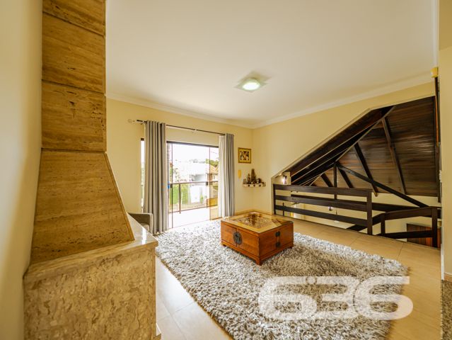 Descubra a beleza de morar bem com espaço, conforto e qualidade de vida em um dos bairros mais valorizados de Joinville, o Costa e Silva. Esta deslumbrante residência de 347,66m², localizada em um terreno plano de 366,66m², é um verdadeiro lar dos sonhos para quem valoriza tranquilidade, segurança e um ambiente familiar excepcional.

O imóvel é um sobrado com acabamentos de alta qualidade e um design que combina elegância e funcionalidade. Ao adentrar, somos recebidos por um espaçoso hall que nos conduz a diferentes ambientes planejados para aconchegar e entreter. O piso térreo inclui uma sala de estar ampla com uma lareira charmosa, ideal para os momentos de relaxamento em família. A cozinha, moderna e prática, conta com móveis planejados e é integrada a uma convidativa área de festas que se abre para o jardim externo, onde uma piscina cristalina promete ser o centro das atenções durante os meses de verão.

Subindo as escadas, que são uma verdadeira peça de arte em madeira, encontramos a área íntima que oferece total privacidade. Os dormitórios são espaçosos e bem iluminados, destacando-se a suíte com hidromassagem, perfeita para os momentos de descanso e privacidade. Cada quarto possui armários embutidos e condicionadores de ar, garantindo conforto em todas as estações do ano.

Além disso, a casa é protegida por um sistema de segurança eficaz, incluindo alarme, interfone, grades e portão eletrônico, proporcionando paz e segurança para você e sua família. A propriedade também conta com garagem coberta e descoberta para até quatro veículos.

Localizada em uma rua pavimentada e com uma orientação solar privilegiada para o norte, esta residência está próxima a importantes vias de acesso, shopping centers, escolas, hospitais e outros serviços públicos essenciais, o que a torna um local perfeito para quem busca comodidade e qualidade de vida.

Seja para criar memórias duradouras com sua família ou para desfrutar de um ambiente tranquilo e seguro, esta casa no bairro Costa e Silva é uma escolha perfeita. 636 Negócios Imobiliários tem o prazer de apresentar esta oportunidade única de moradia em Joinville. Venha conhecer seu novo lar dos sonhos com a gente!
 
636 NEGÓCIOS IMOBILIÁRIOS: A SUA MELHOR ESCOLHA
Com mais de 30 anos de experiência, a 636 Negócios Imobiliários é sua parceira ideal para encontrar o imóvel perfeito. Estamos prontos para ajudá-lo a fazer deste imóvel o seu novo lar.
 
Telefone: (47) 3451-0636
WhatsApp: (47) 99190-0636
 
Não perca esta oportunidade única. Visite nosso site para mais informações: i636.com.br