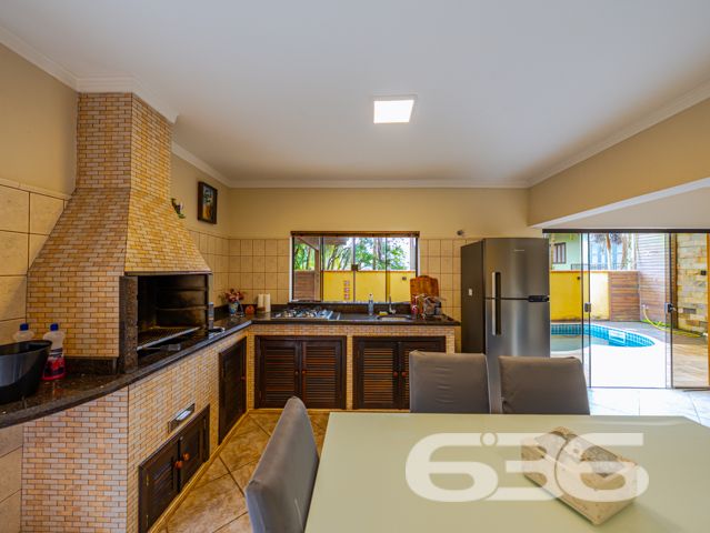 Descubra a beleza de morar bem com espaço, conforto e qualidade de vida em um dos bairros mais valorizados de Joinville, o Costa e Silva. Esta deslumbrante residência de 347,66m², localizada em um terreno plano de 366,66m², é um verdadeiro lar dos sonhos para quem valoriza tranquilidade, segurança e um ambiente familiar excepcional.

O imóvel é um sobrado com acabamentos de alta qualidade e um design que combina elegância e funcionalidade. Ao adentrar, somos recebidos por um espaçoso hall que nos conduz a diferentes ambientes planejados para aconchegar e entreter. O piso térreo inclui uma sala de estar ampla com uma lareira charmosa, ideal para os momentos de relaxamento em família. A cozinha, moderna e prática, conta com móveis planejados e é integrada a uma convidativa área de festas que se abre para o jardim externo, onde uma piscina cristalina promete ser o centro das atenções durante os meses de verão.

Subindo as escadas, que são uma verdadeira peça de arte em madeira, encontramos a área íntima que oferece total privacidade. Os dormitórios são espaçosos e bem iluminados, destacando-se a suíte com hidromassagem, perfeita para os momentos de descanso e privacidade. Cada quarto possui armários embutidos e condicionadores de ar, garantindo conforto em todas as estações do ano.

Além disso, a casa é protegida por um sistema de segurança eficaz, incluindo alarme, interfone, grades e portão eletrônico, proporcionando paz e segurança para você e sua família. A propriedade também conta com garagem coberta e descoberta para até quatro veículos.

Localizada em uma rua pavimentada e com uma orientação solar privilegiada para o norte, esta residência está próxima a importantes vias de acesso, shopping centers, escolas, hospitais e outros serviços públicos essenciais, o que a torna um local perfeito para quem busca comodidade e qualidade de vida.

Seja para criar memórias duradouras com sua família ou para desfrutar de um ambiente tranquilo e seguro, esta casa no bairro Costa e Silva é uma escolha perfeita. 636 Negócios Imobiliários tem o prazer de apresentar esta oportunidade única de moradia em Joinville. Venha conhecer seu novo lar dos sonhos com a gente!
 
636 NEGÓCIOS IMOBILIÁRIOS: A SUA MELHOR ESCOLHA
Com mais de 30 anos de experiência, a 636 Negócios Imobiliários é sua parceira ideal para encontrar o imóvel perfeito. Estamos prontos para ajudá-lo a fazer deste imóvel o seu novo lar.
 
Telefone: (47) 3451-0636
WhatsApp: (47) 99190-0636
 
Não perca esta oportunidade única. Visite nosso site para mais informações: i636.com.br