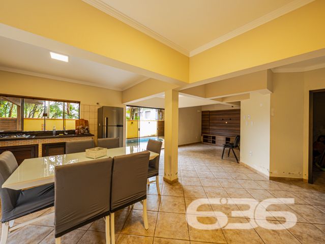 Descubra a beleza de morar bem com espaço, conforto e qualidade de vida em um dos bairros mais valorizados de Joinville, o Costa e Silva. Esta deslumbrante residência de 347,66m², localizada em um terreno plano de 366,66m², é um verdadeiro lar dos sonhos para quem valoriza tranquilidade, segurança e um ambiente familiar excepcional.

O imóvel é um sobrado com acabamentos de alta qualidade e um design que combina elegância e funcionalidade. Ao adentrar, somos recebidos por um espaçoso hall que nos conduz a diferentes ambientes planejados para aconchegar e entreter. O piso térreo inclui uma sala de estar ampla com uma lareira charmosa, ideal para os momentos de relaxamento em família. A cozinha, moderna e prática, conta com móveis planejados e é integrada a uma convidativa área de festas que se abre para o jardim externo, onde uma piscina cristalina promete ser o centro das atenções durante os meses de verão.

Subindo as escadas, que são uma verdadeira peça de arte em madeira, encontramos a área íntima que oferece total privacidade. Os dormitórios são espaçosos e bem iluminados, destacando-se a suíte com hidromassagem, perfeita para os momentos de descanso e privacidade. Cada quarto possui armários embutidos e condicionadores de ar, garantindo conforto em todas as estações do ano.

Além disso, a casa é protegida por um sistema de segurança eficaz, incluindo alarme, interfone, grades e portão eletrônico, proporcionando paz e segurança para você e sua família. A propriedade também conta com garagem coberta e descoberta para até quatro veículos.

Localizada em uma rua pavimentada e com uma orientação solar privilegiada para o norte, esta residência está próxima a importantes vias de acesso, shopping centers, escolas, hospitais e outros serviços públicos essenciais, o que a torna um local perfeito para quem busca comodidade e qualidade de vida.

Seja para criar memórias duradouras com sua família ou para desfrutar de um ambiente tranquilo e seguro, esta casa no bairro Costa e Silva é uma escolha perfeita. 636 Negócios Imobiliários tem o prazer de apresentar esta oportunidade única de moradia em Joinville. Venha conhecer seu novo lar dos sonhos com a gente!
 
636 NEGÓCIOS IMOBILIÁRIOS: A SUA MELHOR ESCOLHA
Com mais de 30 anos de experiência, a 636 Negócios Imobiliários é sua parceira ideal para encontrar o imóvel perfeito. Estamos prontos para ajudá-lo a fazer deste imóvel o seu novo lar.
 
Telefone: (47) 3451-0636
WhatsApp: (47) 99190-0636
 
Não perca esta oportunidade única. Visite nosso site para mais informações: i636.com.br