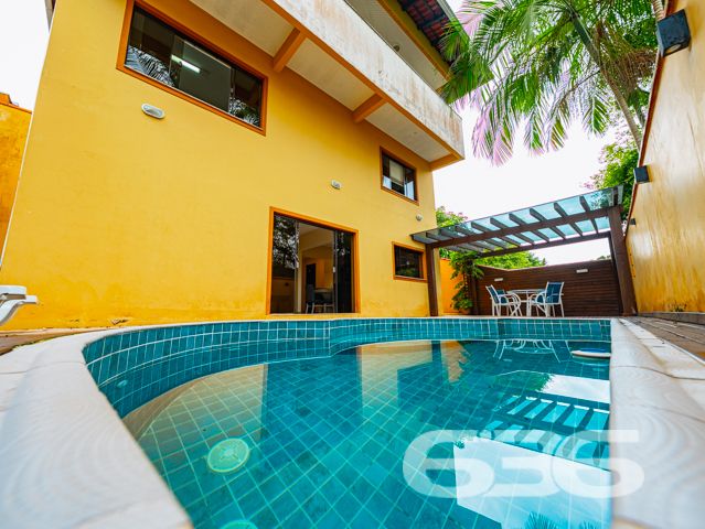 Descubra a beleza de morar bem com espaço, conforto e qualidade de vida em um dos bairros mais valorizados de Joinville, o Costa e Silva. Esta deslumbrante residência de 347,66m², localizada em um terreno plano de 366,66m², é um verdadeiro lar dos sonhos para quem valoriza tranquilidade, segurança e um ambiente familiar excepcional.

O imóvel é um sobrado com acabamentos de alta qualidade e um design que combina elegância e funcionalidade. Ao adentrar, somos recebidos por um espaçoso hall que nos conduz a diferentes ambientes planejados para aconchegar e entreter. O piso térreo inclui uma sala de estar ampla com uma lareira charmosa, ideal para os momentos de relaxamento em família. A cozinha, moderna e prática, conta com móveis planejados e é integrada a uma convidativa área de festas que se abre para o jardim externo, onde uma piscina cristalina promete ser o centro das atenções durante os meses de verão.

Subindo as escadas, que são uma verdadeira peça de arte em madeira, encontramos a área íntima que oferece total privacidade. Os dormitórios são espaçosos e bem iluminados, destacando-se a suíte com hidromassagem, perfeita para os momentos de descanso e privacidade. Cada quarto possui armários embutidos e condicionadores de ar, garantindo conforto em todas as estações do ano.

Além disso, a casa é protegida por um sistema de segurança eficaz, incluindo alarme, interfone, grades e portão eletrônico, proporcionando paz e segurança para você e sua família. A propriedade também conta com garagem coberta e descoberta para até quatro veículos.

Localizada em uma rua pavimentada e com uma orientação solar privilegiada para o norte, esta residência está próxima a importantes vias de acesso, shopping centers, escolas, hospitais e outros serviços públicos essenciais, o que a torna um local perfeito para quem busca comodidade e qualidade de vida.

Seja para criar memórias duradouras com sua família ou para desfrutar de um ambiente tranquilo e seguro, esta casa no bairro Costa e Silva é uma escolha perfeita. 636 Negócios Imobiliários tem o prazer de apresentar esta oportunidade única de moradia em Joinville. Venha conhecer seu novo lar dos sonhos com a gente!
 
636 NEGÓCIOS IMOBILIÁRIOS: A SUA MELHOR ESCOLHA
Com mais de 30 anos de experiência, a 636 Negócios Imobiliários é sua parceira ideal para encontrar o imóvel perfeito. Estamos prontos para ajudá-lo a fazer deste imóvel o seu novo lar.
 
Telefone: (47) 3451-0636
WhatsApp: (47) 99190-0636
 
Não perca esta oportunidade única. Visite nosso site para mais informações: i636.com.br
