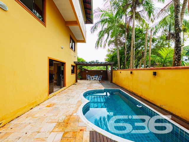 Descubra a beleza de morar bem com espaço, conforto e qualidade de vida em um dos bairros mais valorizados de Joinville, o Costa e Silva. Esta deslumbrante residência de 347,66m², localizada em um terreno plano de 366,66m², é um verdadeiro lar dos sonhos para quem valoriza tranquilidade, segurança e um ambiente familiar excepcional.

O imóvel é um sobrado com acabamentos de alta qualidade e um design que combina elegância e funcionalidade. Ao adentrar, somos recebidos por um espaçoso hall que nos conduz a diferentes ambientes planejados para aconchegar e entreter. O piso térreo inclui uma sala de estar ampla com uma lareira charmosa, ideal para os momentos de relaxamento em família. A cozinha, moderna e prática, conta com móveis planejados e é integrada a uma convidativa área de festas que se abre para o jardim externo, onde uma piscina cristalina promete ser o centro das atenções durante os meses de verão.

Subindo as escadas, que são uma verdadeira peça de arte em madeira, encontramos a área íntima que oferece total privacidade. Os dormitórios são espaçosos e bem iluminados, destacando-se a suíte com hidromassagem, perfeita para os momentos de descanso e privacidade. Cada quarto possui armários embutidos e condicionadores de ar, garantindo conforto em todas as estações do ano.

Além disso, a casa é protegida por um sistema de segurança eficaz, incluindo alarme, interfone, grades e portão eletrônico, proporcionando paz e segurança para você e sua família. A propriedade também conta com garagem coberta e descoberta para até quatro veículos.

Localizada em uma rua pavimentada e com uma orientação solar privilegiada para o norte, esta residência está próxima a importantes vias de acesso, shopping centers, escolas, hospitais e outros serviços públicos essenciais, o que a torna um local perfeito para quem busca comodidade e qualidade de vida.

Seja para criar memórias duradouras com sua família ou para desfrutar de um ambiente tranquilo e seguro, esta casa no bairro Costa e Silva é uma escolha perfeita. 636 Negócios Imobiliários tem o prazer de apresentar esta oportunidade única de moradia em Joinville. Venha conhecer seu novo lar dos sonhos com a gente!
 
636 NEGÓCIOS IMOBILIÁRIOS: A SUA MELHOR ESCOLHA
Com mais de 30 anos de experiência, a 636 Negócios Imobiliários é sua parceira ideal para encontrar o imóvel perfeito. Estamos prontos para ajudá-lo a fazer deste imóvel o seu novo lar.
 
Telefone: (47) 3451-0636
WhatsApp: (47) 99190-0636
 
Não perca esta oportunidade única. Visite nosso site para mais informações: i636.com.br