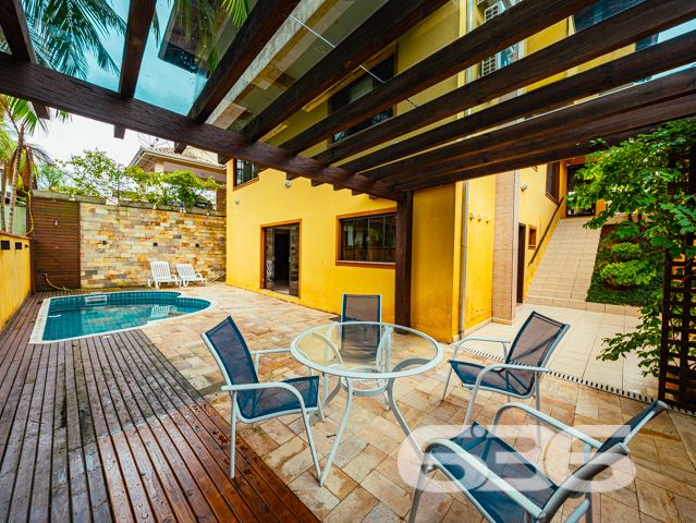 Descubra a beleza de morar bem com espaço, conforto e qualidade de vida em um dos bairros mais valorizados de Joinville, o Costa e Silva. Esta deslumbrante residência de 347,66m², localizada em um terreno plano de 366,66m², é um verdadeiro lar dos sonhos para quem valoriza tranquilidade, segurança e um ambiente familiar excepcional.

O imóvel é um sobrado com acabamentos de alta qualidade e um design que combina elegância e funcionalidade. Ao adentrar, somos recebidos por um espaçoso hall que nos conduz a diferentes ambientes planejados para aconchegar e entreter. O piso térreo inclui uma sala de estar ampla com uma lareira charmosa, ideal para os momentos de relaxamento em família. A cozinha, moderna e prática, conta com móveis planejados e é integrada a uma convidativa área de festas que se abre para o jardim externo, onde uma piscina cristalina promete ser o centro das atenções durante os meses de verão.

Subindo as escadas, que são uma verdadeira peça de arte em madeira, encontramos a área íntima que oferece total privacidade. Os dormitórios são espaçosos e bem iluminados, destacando-se a suíte com hidromassagem, perfeita para os momentos de descanso e privacidade. Cada quarto possui armários embutidos e condicionadores de ar, garantindo conforto em todas as estações do ano.

Além disso, a casa é protegida por um sistema de segurança eficaz, incluindo alarme, interfone, grades e portão eletrônico, proporcionando paz e segurança para você e sua família. A propriedade também conta com garagem coberta e descoberta para até quatro veículos.

Localizada em uma rua pavimentada e com uma orientação solar privilegiada para o norte, esta residência está próxima a importantes vias de acesso, shopping centers, escolas, hospitais e outros serviços públicos essenciais, o que a torna um local perfeito para quem busca comodidade e qualidade de vida.

Seja para criar memórias duradouras com sua família ou para desfrutar de um ambiente tranquilo e seguro, esta casa no bairro Costa e Silva é uma escolha perfeita. 636 Negócios Imobiliários tem o prazer de apresentar esta oportunidade única de moradia em Joinville. Venha conhecer seu novo lar dos sonhos com a gente!
 
636 NEGÓCIOS IMOBILIÁRIOS: A SUA MELHOR ESCOLHA
Com mais de 30 anos de experiência, a 636 Negócios Imobiliários é sua parceira ideal para encontrar o imóvel perfeito. Estamos prontos para ajudá-lo a fazer deste imóvel o seu novo lar.
 
Telefone: (47) 3451-0636
WhatsApp: (47) 99190-0636
 
Não perca esta oportunidade única. Visite nosso site para mais informações: i636.com.br
