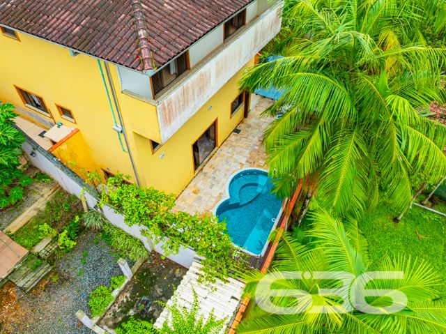Descubra a beleza de morar bem com espaço, conforto e qualidade de vida em um dos bairros mais valorizados de Joinville, o Costa e Silva. Esta deslumbrante residência de 347,66m², localizada em um terreno plano de 366,66m², é um verdadeiro lar dos sonhos para quem valoriza tranquilidade, segurança e um ambiente familiar excepcional.

O imóvel é um sobrado com acabamentos de alta qualidade e um design que combina elegância e funcionalidade. Ao adentrar, somos recebidos por um espaçoso hall que nos conduz a diferentes ambientes planejados para aconchegar e entreter. O piso térreo inclui uma sala de estar ampla com uma lareira charmosa, ideal para os momentos de relaxamento em família. A cozinha, moderna e prática, conta com móveis planejados e é integrada a uma convidativa área de festas que se abre para o jardim externo, onde uma piscina cristalina promete ser o centro das atenções durante os meses de verão.

Subindo as escadas, que são uma verdadeira peça de arte em madeira, encontramos a área íntima que oferece total privacidade. Os dormitórios são espaçosos e bem iluminados, destacando-se a suíte com hidromassagem, perfeita para os momentos de descanso e privacidade. Cada quarto possui armários embutidos e condicionadores de ar, garantindo conforto em todas as estações do ano.

Além disso, a casa é protegida por um sistema de segurança eficaz, incluindo alarme, interfone, grades e portão eletrônico, proporcionando paz e segurança para você e sua família. A propriedade também conta com garagem coberta e descoberta para até quatro veículos.

Localizada em uma rua pavimentada e com uma orientação solar privilegiada para o norte, esta residência está próxima a importantes vias de acesso, shopping centers, escolas, hospitais e outros serviços públicos essenciais, o que a torna um local perfeito para quem busca comodidade e qualidade de vida.

Seja para criar memórias duradouras com sua família ou para desfrutar de um ambiente tranquilo e seguro, esta casa no bairro Costa e Silva é uma escolha perfeita. 636 Negócios Imobiliários tem o prazer de apresentar esta oportunidade única de moradia em Joinville. Venha conhecer seu novo lar dos sonhos com a gente!
 
636 NEGÓCIOS IMOBILIÁRIOS: A SUA MELHOR ESCOLHA
Com mais de 30 anos de experiência, a 636 Negócios Imobiliários é sua parceira ideal para encontrar o imóvel perfeito. Estamos prontos para ajudá-lo a fazer deste imóvel o seu novo lar.
 
Telefone: (47) 3451-0636
WhatsApp: (47) 99190-0636
 
Não perca esta oportunidade única. Visite nosso site para mais informações: i636.com.br