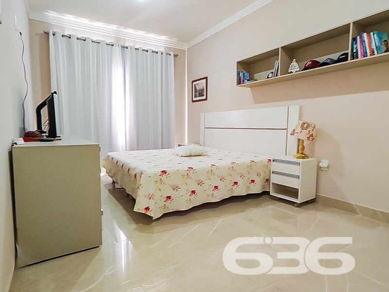 Alto padrão, conforto e estilo a poucos metros do mar em São Francisco do Sul/SC

Se você está em busca de um lar que combine sofisticação, funcionalidade e aconchego, essa é a oportunidade ideal! Apresentamos este impecável sobrado, localizado em um dos bairros mais procurados de São Francisco do Sul: Ubatuba. Uma residência pronta para receber sua família com todo o conforto que ela merece.

A localização é privilegiada: rua pavimentada, próxima a vias de acesso e serviços essenciais, e com infraestrutura completa.

O interior impressiona: são 3 dormitórios, incluindo uma suíte ampla e arejada, além de 3 banheiros, lavabo, despensa e área de serviço. A sala com pé-direito duplo e o projeto de escada valorizam o design moderno. A cozinha gourmet, integrada à sala de jantar e à área de convivência, é perfeita para receber amigos e familiares, equipada com móveis planejados de alta qualidade, eletros embutidos e acabamentos impecáveis.

Para os momentos de lazer, a área externa conta com churrasqueira, varanda com redes e uma bela piscina — um verdadeiro refúgio dentro de casa. O imóvel ainda dispõe de fogão a lenha, portão eletrônico, garagem coberta e descoberta para até 4 veículos, além de estar todo murado e com sistema de climatização instalado (ficam os aparelhos de ar-condicionado).

Imóvel semi mobiliado, com móveis embutidos e excelente aproveitamento dos espaços. Conexão de internet via fibra óptica já instalada.

Uma residência que traduz conforto e bom gosto, pronta para morar e viver bons momentos!
 
636 NEGÓCIOS IMOBILIÁRIOS: A SUA MELHOR ESCOLHA
Com mais de 30 anos de experiência, a 636 Negócios Imobiliários é sua parceira ideal para encontrar o imóvel perfeito. Estamos prontos para ajudá-lo a fazer deste imóvel o seu novo lar.
 
Telefone: (47) 3451-0636
WhatsApp: (47) 99190-0636
 
Não perca esta oportunidade única. Visite nosso site para mais informações: i636.com.br