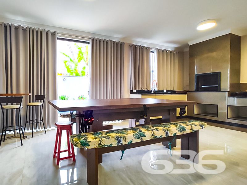 Alto padrão, conforto e estilo a poucos metros do mar em São Francisco do Sul/SC

Se você está em busca de um lar que combine sofisticação, funcionalidade e aconchego, essa é a oportunidade ideal! Apresentamos este impecável sobrado, localizado em um dos bairros mais procurados de São Francisco do Sul: Ubatuba. Uma residência pronta para receber sua família com todo o conforto que ela merece.

A localização é privilegiada: rua pavimentada, próxima a vias de acesso e serviços essenciais, e com infraestrutura completa.

O interior impressiona: são 3 dormitórios, incluindo uma suíte ampla e arejada, além de 3 banheiros, lavabo, despensa e área de serviço. A sala com pé-direito duplo e o projeto de escada valorizam o design moderno. A cozinha gourmet, integrada à sala de jantar e à área de convivência, é perfeita para receber amigos e familiares, equipada com móveis planejados de alta qualidade, eletros embutidos e acabamentos impecáveis.

Para os momentos de lazer, a área externa conta com churrasqueira, varanda com redes e uma bela piscina — um verdadeiro refúgio dentro de casa. O imóvel ainda dispõe de fogão a lenha, portão eletrônico, garagem coberta e descoberta para até 4 veículos, além de estar todo murado e com sistema de climatização instalado (ficam os aparelhos de ar-condicionado).

Imóvel semi mobiliado, com móveis embutidos e excelente aproveitamento dos espaços. Conexão de internet via fibra óptica já instalada.

Uma residência que traduz conforto e bom gosto, pronta para morar e viver bons momentos!
 
636 NEGÓCIOS IMOBILIÁRIOS: A SUA MELHOR ESCOLHA
Com mais de 30 anos de experiência, a 636 Negócios Imobiliários é sua parceira ideal para encontrar o imóvel perfeito. Estamos prontos para ajudá-lo a fazer deste imóvel o seu novo lar.
 
Telefone: (47) 3451-0636
WhatsApp: (47) 99190-0636
 
Não perca esta oportunidade única. Visite nosso site para mais informações: i636.com.br