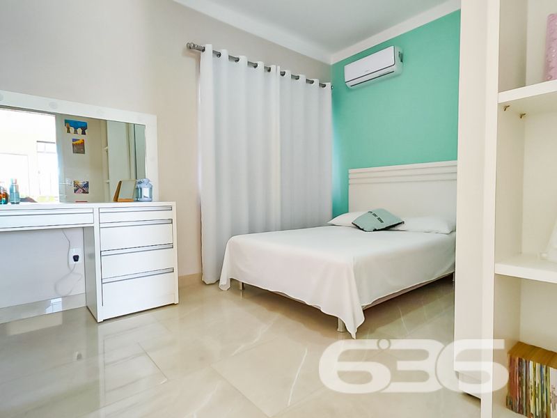 Alto padrão, conforto e estilo a poucos metros do mar em São Francisco do Sul/SC

Se você está em busca de um lar que combine sofisticação, funcionalidade e aconchego, essa é a oportunidade ideal! Apresentamos este impecável sobrado, localizado em um dos bairros mais procurados de São Francisco do Sul: Ubatuba. Uma residência pronta para receber sua família com todo o conforto que ela merece.

A localização é privilegiada: rua pavimentada, próxima a vias de acesso e serviços essenciais, e com infraestrutura completa.

O interior impressiona: são 3 dormitórios, incluindo uma suíte ampla e arejada, além de 3 banheiros, lavabo, despensa e área de serviço. A sala com pé-direito duplo e o projeto de escada valorizam o design moderno. A cozinha gourmet, integrada à sala de jantar e à área de convivência, é perfeita para receber amigos e familiares, equipada com móveis planejados de alta qualidade, eletros embutidos e acabamentos impecáveis.

Para os momentos de lazer, a área externa conta com churrasqueira, varanda com redes e uma bela piscina — um verdadeiro refúgio dentro de casa. O imóvel ainda dispõe de fogão a lenha, portão eletrônico, garagem coberta e descoberta para até 4 veículos, além de estar todo murado e com sistema de climatização instalado (ficam os aparelhos de ar-condicionado).

Imóvel semi mobiliado, com móveis embutidos e excelente aproveitamento dos espaços. Conexão de internet via fibra óptica já instalada.

Uma residência que traduz conforto e bom gosto, pronta para morar e viver bons momentos!
 
636 NEGÓCIOS IMOBILIÁRIOS: A SUA MELHOR ESCOLHA
Com mais de 30 anos de experiência, a 636 Negócios Imobiliários é sua parceira ideal para encontrar o imóvel perfeito. Estamos prontos para ajudá-lo a fazer deste imóvel o seu novo lar.
 
Telefone: (47) 3451-0636
WhatsApp: (47) 99190-0636
 
Não perca esta oportunidade única. Visite nosso site para mais informações: i636.com.br