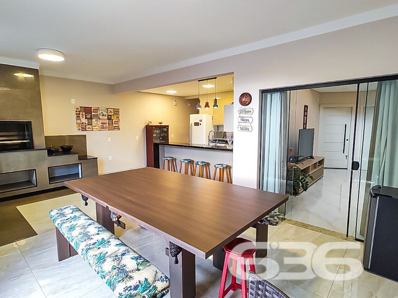Alto padrão, conforto e estilo a poucos metros do mar em São Francisco do Sul/SC

Se você está em busca de um lar que combine sofisticação, funcionalidade e aconchego, essa é a oportunidade ideal! Apresentamos este impecável sobrado, localizado em um dos bairros mais procurados de São Francisco do Sul: Ubatuba. Uma residência pronta para receber sua família com todo o conforto que ela merece.

A localização é privilegiada: rua pavimentada, próxima a vias de acesso e serviços essenciais, e com infraestrutura completa.

O interior impressiona: são 3 dormitórios, incluindo uma suíte ampla e arejada, além de 3 banheiros, lavabo, despensa e área de serviço. A sala com pé-direito duplo e o projeto de escada valorizam o design moderno. A cozinha gourmet, integrada à sala de jantar e à área de convivência, é perfeita para receber amigos e familiares, equipada com móveis planejados de alta qualidade, eletros embutidos e acabamentos impecáveis.

Para os momentos de lazer, a área externa conta com churrasqueira, varanda com redes e uma bela piscina — um verdadeiro refúgio dentro de casa. O imóvel ainda dispõe de fogão a lenha, portão eletrônico, garagem coberta e descoberta para até 4 veículos, além de estar todo murado e com sistema de climatização instalado (ficam os aparelhos de ar-condicionado).

Imóvel semi mobiliado, com móveis embutidos e excelente aproveitamento dos espaços. Conexão de internet via fibra óptica já instalada.

Uma residência que traduz conforto e bom gosto, pronta para morar e viver bons momentos!
 
636 NEGÓCIOS IMOBILIÁRIOS: A SUA MELHOR ESCOLHA
Com mais de 30 anos de experiência, a 636 Negócios Imobiliários é sua parceira ideal para encontrar o imóvel perfeito. Estamos prontos para ajudá-lo a fazer deste imóvel o seu novo lar.
 
Telefone: (47) 3451-0636
WhatsApp: (47) 99190-0636
 
Não perca esta oportunidade única. Visite nosso site para mais informações: i636.com.br
