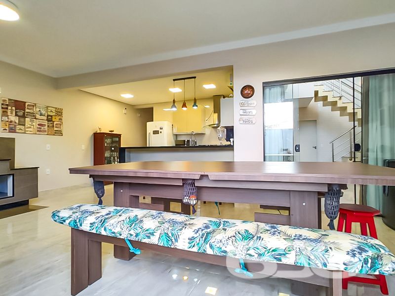 Alto padrão, conforto e estilo a poucos metros do mar em São Francisco do Sul/SC

Se você está em busca de um lar que combine sofisticação, funcionalidade e aconchego, essa é a oportunidade ideal! Apresentamos este impecável sobrado, localizado em um dos bairros mais procurados de São Francisco do Sul: Ubatuba. Uma residência pronta para receber sua família com todo o conforto que ela merece.

A localização é privilegiada: rua pavimentada, próxima a vias de acesso e serviços essenciais, e com infraestrutura completa.

O interior impressiona: são 3 dormitórios, incluindo uma suíte ampla e arejada, além de 3 banheiros, lavabo, despensa e área de serviço. A sala com pé-direito duplo e o projeto de escada valorizam o design moderno. A cozinha gourmet, integrada à sala de jantar e à área de convivência, é perfeita para receber amigos e familiares, equipada com móveis planejados de alta qualidade, eletros embutidos e acabamentos impecáveis.

Para os momentos de lazer, a área externa conta com churrasqueira, varanda com redes e uma bela piscina — um verdadeiro refúgio dentro de casa. O imóvel ainda dispõe de fogão a lenha, portão eletrônico, garagem coberta e descoberta para até 4 veículos, além de estar todo murado e com sistema de climatização instalado (ficam os aparelhos de ar-condicionado).

Imóvel semi mobiliado, com móveis embutidos e excelente aproveitamento dos espaços. Conexão de internet via fibra óptica já instalada.

Uma residência que traduz conforto e bom gosto, pronta para morar e viver bons momentos!
 
636 NEGÓCIOS IMOBILIÁRIOS: A SUA MELHOR ESCOLHA
Com mais de 30 anos de experiência, a 636 Negócios Imobiliários é sua parceira ideal para encontrar o imóvel perfeito. Estamos prontos para ajudá-lo a fazer deste imóvel o seu novo lar.
 
Telefone: (47) 3451-0636
WhatsApp: (47) 99190-0636
 
Não perca esta oportunidade única. Visite nosso site para mais informações: i636.com.br
