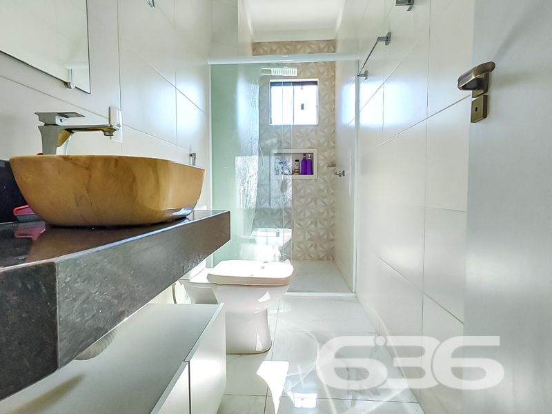 Alto padrão, conforto e estilo a poucos metros do mar em São Francisco do Sul/SC

Se você está em busca de um lar que combine sofisticação, funcionalidade e aconchego, essa é a oportunidade ideal! Apresentamos este impecável sobrado, localizado em um dos bairros mais procurados de São Francisco do Sul: Ubatuba. Uma residência pronta para receber sua família com todo o conforto que ela merece.

A localização é privilegiada: rua pavimentada, próxima a vias de acesso e serviços essenciais, e com infraestrutura completa.

O interior impressiona: são 3 dormitórios, incluindo uma suíte ampla e arejada, além de 3 banheiros, lavabo, despensa e área de serviço. A sala com pé-direito duplo e o projeto de escada valorizam o design moderno. A cozinha gourmet, integrada à sala de jantar e à área de convivência, é perfeita para receber amigos e familiares, equipada com móveis planejados de alta qualidade, eletros embutidos e acabamentos impecáveis.

Para os momentos de lazer, a área externa conta com churrasqueira, varanda com redes e uma bela piscina — um verdadeiro refúgio dentro de casa. O imóvel ainda dispõe de fogão a lenha, portão eletrônico, garagem coberta e descoberta para até 4 veículos, além de estar todo murado e com sistema de climatização instalado (ficam os aparelhos de ar-condicionado).

Imóvel semi mobiliado, com móveis embutidos e excelente aproveitamento dos espaços. Conexão de internet via fibra óptica já instalada.

Uma residência que traduz conforto e bom gosto, pronta para morar e viver bons momentos!
 
636 NEGÓCIOS IMOBILIÁRIOS: A SUA MELHOR ESCOLHA
Com mais de 30 anos de experiência, a 636 Negócios Imobiliários é sua parceira ideal para encontrar o imóvel perfeito. Estamos prontos para ajudá-lo a fazer deste imóvel o seu novo lar.
 
Telefone: (47) 3451-0636
WhatsApp: (47) 99190-0636
 
Não perca esta oportunidade única. Visite nosso site para mais informações: i636.com.br