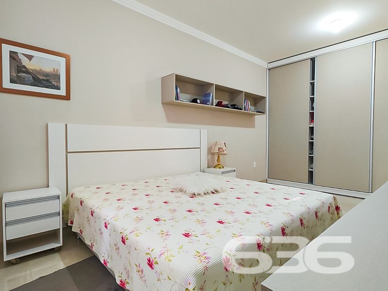 Alto padrão, conforto e estilo a poucos metros do mar em São Francisco do Sul/SC

Se você está em busca de um lar que combine sofisticação, funcionalidade e aconchego, essa é a oportunidade ideal! Apresentamos este impecável sobrado, localizado em um dos bairros mais procurados de São Francisco do Sul: Ubatuba. Uma residência pronta para receber sua família com todo o conforto que ela merece.

A localização é privilegiada: rua pavimentada, próxima a vias de acesso e serviços essenciais, e com infraestrutura completa.

O interior impressiona: são 3 dormitórios, incluindo uma suíte ampla e arejada, além de 3 banheiros, lavabo, despensa e área de serviço. A sala com pé-direito duplo e o projeto de escada valorizam o design moderno. A cozinha gourmet, integrada à sala de jantar e à área de convivência, é perfeita para receber amigos e familiares, equipada com móveis planejados de alta qualidade, eletros embutidos e acabamentos impecáveis.

Para os momentos de lazer, a área externa conta com churrasqueira, varanda com redes e uma bela piscina — um verdadeiro refúgio dentro de casa. O imóvel ainda dispõe de fogão a lenha, portão eletrônico, garagem coberta e descoberta para até 4 veículos, além de estar todo murado e com sistema de climatização instalado (ficam os aparelhos de ar-condicionado).

Imóvel semi mobiliado, com móveis embutidos e excelente aproveitamento dos espaços. Conexão de internet via fibra óptica já instalada.

Uma residência que traduz conforto e bom gosto, pronta para morar e viver bons momentos!
 
636 NEGÓCIOS IMOBILIÁRIOS: A SUA MELHOR ESCOLHA
Com mais de 30 anos de experiência, a 636 Negócios Imobiliários é sua parceira ideal para encontrar o imóvel perfeito. Estamos prontos para ajudá-lo a fazer deste imóvel o seu novo lar.
 
Telefone: (47) 3451-0636
WhatsApp: (47) 99190-0636
 
Não perca esta oportunidade única. Visite nosso site para mais informações: i636.com.br