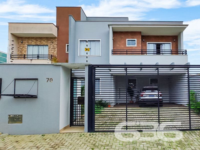 Alto padrão, conforto e estilo a poucos metros do mar em São Francisco do Sul/SC

Se você está em busca de um lar que combine sofisticação, funcionalidade e aconchego, essa é a oportunidade ideal! Apresentamos este impecável sobrado, localizado em um dos bairros mais procurados de São Francisco do Sul: Ubatuba. Uma residência pronta para receber sua família com todo o conforto que ela merece.

A localização é privilegiada: rua pavimentada, próxima a vias de acesso e serviços essenciais, e com infraestrutura completa.

O interior impressiona: são 3 dormitórios, incluindo uma suíte ampla e arejada, além de 3 banheiros, lavabo, despensa e área de serviço. A sala com pé-direito duplo e o projeto de escada valorizam o design moderno. A cozinha gourmet, integrada à sala de jantar e à área de convivência, é perfeita para receber amigos e familiares, equipada com móveis planejados de alta qualidade, eletros embutidos e acabamentos impecáveis.

Para os momentos de lazer, a área externa conta com churrasqueira, varanda com redes e uma bela piscina — um verdadeiro refúgio dentro de casa. O imóvel ainda dispõe de fogão a lenha, portão eletrônico, garagem coberta e descoberta para até 4 veículos, além de estar todo murado e com sistema de climatização instalado (ficam os aparelhos de ar-condicionado).

Imóvel semi mobiliado, com móveis embutidos e excelente aproveitamento dos espaços. Conexão de internet via fibra óptica já instalada.

Uma residência que traduz conforto e bom gosto, pronta para morar e viver bons momentos!
 
636 NEGÓCIOS IMOBILIÁRIOS: A SUA MELHOR ESCOLHA
Com mais de 30 anos de experiência, a 636 Negócios Imobiliários é sua parceira ideal para encontrar o imóvel perfeito. Estamos prontos para ajudá-lo a fazer deste imóvel o seu novo lar.
 
Telefone: (47) 3451-0636
WhatsApp: (47) 99190-0636
 
Não perca esta oportunidade única. Visite nosso site para mais informações: i636.com.br