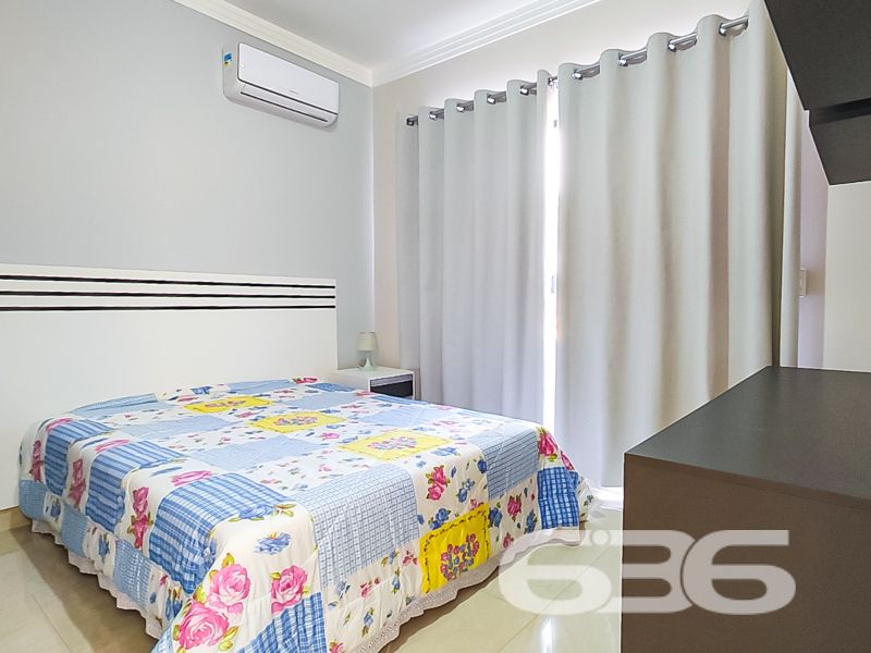 Alto padrão, conforto e estilo a poucos metros do mar em São Francisco do Sul/SC

Se você está em busca de um lar que combine sofisticação, funcionalidade e aconchego, essa é a oportunidade ideal! Apresentamos este impecável sobrado, localizado em um dos bairros mais procurados de São Francisco do Sul: Ubatuba. Uma residência pronta para receber sua família com todo o conforto que ela merece.

A localização é privilegiada: rua pavimentada, próxima a vias de acesso e serviços essenciais, e com infraestrutura completa.

O interior impressiona: são 3 dormitórios, incluindo uma suíte ampla e arejada, além de 3 banheiros, lavabo, despensa e área de serviço. A sala com pé-direito duplo e o projeto de escada valorizam o design moderno. A cozinha gourmet, integrada à sala de jantar e à área de convivência, é perfeita para receber amigos e familiares, equipada com móveis planejados de alta qualidade, eletros embutidos e acabamentos impecáveis.

Para os momentos de lazer, a área externa conta com churrasqueira, varanda com redes e uma bela piscina — um verdadeiro refúgio dentro de casa. O imóvel ainda dispõe de fogão a lenha, portão eletrônico, garagem coberta e descoberta para até 4 veículos, além de estar todo murado e com sistema de climatização instalado (ficam os aparelhos de ar-condicionado).

Imóvel semi mobiliado, com móveis embutidos e excelente aproveitamento dos espaços. Conexão de internet via fibra óptica já instalada.

Uma residência que traduz conforto e bom gosto, pronta para morar e viver bons momentos!
 
636 NEGÓCIOS IMOBILIÁRIOS: A SUA MELHOR ESCOLHA
Com mais de 30 anos de experiência, a 636 Negócios Imobiliários é sua parceira ideal para encontrar o imóvel perfeito. Estamos prontos para ajudá-lo a fazer deste imóvel o seu novo lar.
 
Telefone: (47) 3451-0636
WhatsApp: (47) 99190-0636
 
Não perca esta oportunidade única. Visite nosso site para mais informações: i636.com.br
