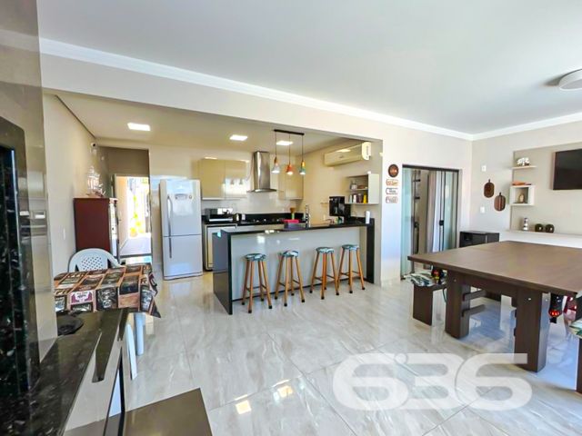 Alto padrão, conforto e estilo a poucos metros do mar em São Francisco do Sul/SC

Se você está em busca de um lar que combine sofisticação, funcionalidade e aconchego, essa é a oportunidade ideal! Apresentamos este impecável sobrado, localizado em um dos bairros mais procurados de São Francisco do Sul: Ubatuba. Uma residência pronta para receber sua família com todo o conforto que ela merece.

A localização é privilegiada: rua pavimentada, próxima a vias de acesso e serviços essenciais, e com infraestrutura completa.

O interior impressiona: são 3 dormitórios, incluindo uma suíte ampla e arejada, além de 3 banheiros, lavabo, despensa e área de serviço. A sala com pé-direito duplo e o projeto de escada valorizam o design moderno. A cozinha gourmet, integrada à sala de jantar e à área de convivência, é perfeita para receber amigos e familiares, equipada com móveis planejados de alta qualidade, eletros embutidos e acabamentos impecáveis.

Para os momentos de lazer, a área externa conta com churrasqueira, varanda com redes e uma bela piscina — um verdadeiro refúgio dentro de casa. O imóvel ainda dispõe de fogão a lenha, portão eletrônico, garagem coberta e descoberta para até 4 veículos, além de estar todo murado e com sistema de climatização instalado (ficam os aparelhos de ar-condicionado).

Imóvel semi mobiliado, com móveis embutidos e excelente aproveitamento dos espaços. Conexão de internet via fibra óptica já instalada.

Uma residência que traduz conforto e bom gosto, pronta para morar e viver bons momentos!
 
636 NEGÓCIOS IMOBILIÁRIOS: A SUA MELHOR ESCOLHA
Com mais de 30 anos de experiência, a 636 Negócios Imobiliários é sua parceira ideal para encontrar o imóvel perfeito. Estamos prontos para ajudá-lo a fazer deste imóvel o seu novo lar.
 
Telefone: (47) 3451-0636
WhatsApp: (47) 99190-0636
 
Não perca esta oportunidade única. Visite nosso site para mais informações: i636.com.br