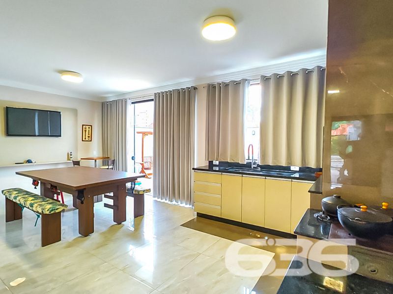 Alto padrão, conforto e estilo a poucos metros do mar em São Francisco do Sul/SC

Se você está em busca de um lar que combine sofisticação, funcionalidade e aconchego, essa é a oportunidade ideal! Apresentamos este impecável sobrado, localizado em um dos bairros mais procurados de São Francisco do Sul: Ubatuba. Uma residência pronta para receber sua família com todo o conforto que ela merece.

A localização é privilegiada: rua pavimentada, próxima a vias de acesso e serviços essenciais, e com infraestrutura completa.

O interior impressiona: são 3 dormitórios, incluindo uma suíte ampla e arejada, além de 3 banheiros, lavabo, despensa e área de serviço. A sala com pé-direito duplo e o projeto de escada valorizam o design moderno. A cozinha gourmet, integrada à sala de jantar e à área de convivência, é perfeita para receber amigos e familiares, equipada com móveis planejados de alta qualidade, eletros embutidos e acabamentos impecáveis.

Para os momentos de lazer, a área externa conta com churrasqueira, varanda com redes e uma bela piscina — um verdadeiro refúgio dentro de casa. O imóvel ainda dispõe de fogão a lenha, portão eletrônico, garagem coberta e descoberta para até 4 veículos, além de estar todo murado e com sistema de climatização instalado (ficam os aparelhos de ar-condicionado).

Imóvel semi mobiliado, com móveis embutidos e excelente aproveitamento dos espaços. Conexão de internet via fibra óptica já instalada.

Uma residência que traduz conforto e bom gosto, pronta para morar e viver bons momentos!
 
636 NEGÓCIOS IMOBILIÁRIOS: A SUA MELHOR ESCOLHA
Com mais de 30 anos de experiência, a 636 Negócios Imobiliários é sua parceira ideal para encontrar o imóvel perfeito. Estamos prontos para ajudá-lo a fazer deste imóvel o seu novo lar.
 
Telefone: (47) 3451-0636
WhatsApp: (47) 99190-0636
 
Não perca esta oportunidade única. Visite nosso site para mais informações: i636.com.br
