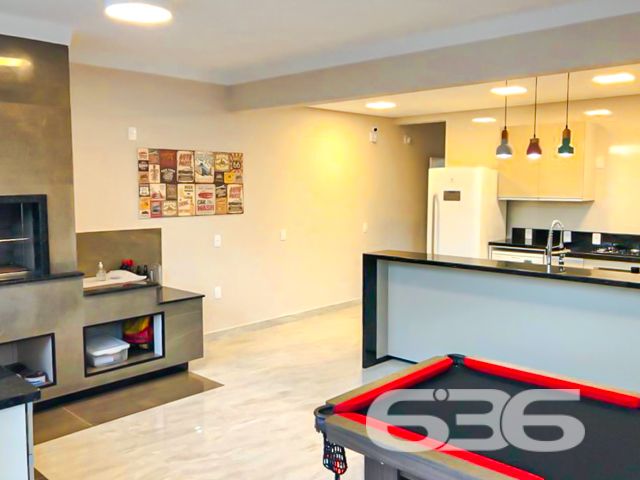 Alto padrão, conforto e estilo a poucos metros do mar em São Francisco do Sul/SC

Se você está em busca de um lar que combine sofisticação, funcionalidade e aconchego, essa é a oportunidade ideal! Apresentamos este impecável sobrado, localizado em um dos bairros mais procurados de São Francisco do Sul: Ubatuba. Uma residência pronta para receber sua família com todo o conforto que ela merece.

A localização é privilegiada: rua pavimentada, próxima a vias de acesso e serviços essenciais, e com infraestrutura completa.

O interior impressiona: são 3 dormitórios, incluindo uma suíte ampla e arejada, além de 3 banheiros, lavabo, despensa e área de serviço. A sala com pé-direito duplo e o projeto de escada valorizam o design moderno. A cozinha gourmet, integrada à sala de jantar e à área de convivência, é perfeita para receber amigos e familiares, equipada com móveis planejados de alta qualidade, eletros embutidos e acabamentos impecáveis.

Para os momentos de lazer, a área externa conta com churrasqueira, varanda com redes e uma bela piscina — um verdadeiro refúgio dentro de casa. O imóvel ainda dispõe de fogão a lenha, portão eletrônico, garagem coberta e descoberta para até 4 veículos, além de estar todo murado e com sistema de climatização instalado (ficam os aparelhos de ar-condicionado).

Imóvel semi mobiliado, com móveis embutidos e excelente aproveitamento dos espaços. Conexão de internet via fibra óptica já instalada.

Uma residência que traduz conforto e bom gosto, pronta para morar e viver bons momentos!
 
636 NEGÓCIOS IMOBILIÁRIOS: A SUA MELHOR ESCOLHA
Com mais de 30 anos de experiência, a 636 Negócios Imobiliários é sua parceira ideal para encontrar o imóvel perfeito. Estamos prontos para ajudá-lo a fazer deste imóvel o seu novo lar.
 
Telefone: (47) 3451-0636
WhatsApp: (47) 99190-0636
 
Não perca esta oportunidade única. Visite nosso site para mais informações: i636.com.br