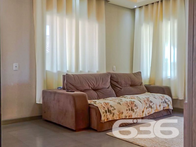 Oportunidade Única no Centro de Balneário Barra do Sul/SC — Residência Nova, Térrea, com Excelente Padrão de Acabamento!

Apresentamos esta belíssima residência térrea, projetada para oferecer conforto, funcionalidade e qualidade de vida para você e sua família. Localizada no Centro de Balneário Barra do Sul/SC, em região tranquila, próxima a pontos estratégicos como a Delegacia Civil, Pronto Atendimento 24h, mercado e agropecuária, o imóvel alia praticidade ao bem-estar.

Construída sobre um terreno de 360,00m², esta casa entrega 100,00m² de área construída. A propriedade é totalmente murada, proporcionando privacidade e segurança para a sua família.

Destaques do imóvel:
* 1 suíte confortável, ideal para seu descanso e privacidade;
* 1 dormitório adicional, perfeito para filhos, hóspedes ou até mesmo um home office;
* 1 banheiro social com excelente acabamento, box em vidro e nicho embutido;
* Sala de estar e sala de jantar integradas, em ambiente amplo e iluminado, pensadas para proporcionar momentos de convivência inesquecíveis;
* Cozinha moderna, com armários planejados e espaço funcional para o dia a dia;
* Edícula com espaço para lazer e reuniões familiares;
* Varanda charmosa, equipada com redes para relaxar e aproveitar o clima da região;
* Garagem coberta, garantindo proteção para o seu veículo;
* Aceita animais de estimação.

Este imóvel foi cuidadosamente pensado para quem busca qualidade, segurança e uma excelente relação custo-benefício. A casa é nova, com todos os detalhes finalizados, pronta para morar, sem preocupações com reformas ou ajustes.

Se você deseja viver com tranquilidade, em uma residência moderna, bem localizada e com ótimo padrão de construção, essa é a sua oportunidade!

Entre em contato com a equipe da 636 Negócios Imobiliários e agende a sua visita.
Temos mais de 30 anos de história e excelência na mediação de negócios imobiliários. Nosso compromisso é conectar pessoas aos seus sonhos com segurança, seriedade e dedicação.
 
636 NEGÓCIOS IMOBILIÁRIOS: A SUA MELHOR ESCOLHA
Com mais de 30 anos de experiência, a 636 Negócios Imobiliários é sua parceira ideal para encontrar o imóvel perfeito. Estamos prontos para ajudá-lo a fazer deste imóvel o seu novo lar.
 
Telefone: (47) 3451-0636
WhatsApp: (47) 99190-0636
 
Não perca esta oportunidade única. Visite nosso site para mais informações: i636.com.br