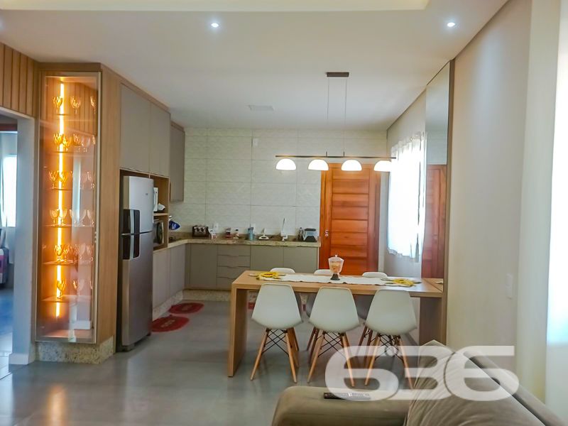 Oportunidade Única no Centro de Balneário Barra do Sul/SC — Residência Nova, Térrea, com Excelente Padrão de Acabamento!

Apresentamos esta belíssima residência térrea, projetada para oferecer conforto, funcionalidade e qualidade de vida para você e sua família. Localizada no Centro de Balneário Barra do Sul/SC, em região tranquila, próxima a pontos estratégicos como a Delegacia Civil, Pronto Atendimento 24h, mercado e agropecuária, o imóvel alia praticidade ao bem-estar.

Construída sobre um terreno de 360,00m², esta casa entrega 100,00m² de área construída. A propriedade é totalmente murada, proporcionando privacidade e segurança para a sua família.

Destaques do imóvel:
* 1 suíte confortável, ideal para seu descanso e privacidade;
* 1 dormitório adicional, perfeito para filhos, hóspedes ou até mesmo um home office;
* 1 banheiro social com excelente acabamento, box em vidro e nicho embutido;
* Sala de estar e sala de jantar integradas, em ambiente amplo e iluminado, pensadas para proporcionar momentos de convivência inesquecíveis;
* Cozinha moderna, com armários planejados e espaço funcional para o dia a dia;
* Edícula com espaço para lazer e reuniões familiares;
* Varanda charmosa, equipada com redes para relaxar e aproveitar o clima da região;
* Garagem coberta, garantindo proteção para o seu veículo;
* Aceita animais de estimação.

Este imóvel foi cuidadosamente pensado para quem busca qualidade, segurança e uma excelente relação custo-benefício. A casa é nova, com todos os detalhes finalizados, pronta para morar, sem preocupações com reformas ou ajustes.

Se você deseja viver com tranquilidade, em uma residência moderna, bem localizada e com ótimo padrão de construção, essa é a sua oportunidade!

Entre em contato com a equipe da 636 Negócios Imobiliários e agende a sua visita.
Temos mais de 30 anos de história e excelência na mediação de negócios imobiliários. Nosso compromisso é conectar pessoas aos seus sonhos com segurança, seriedade e dedicação.
 
636 NEGÓCIOS IMOBILIÁRIOS: A SUA MELHOR ESCOLHA
Com mais de 30 anos de experiência, a 636 Negócios Imobiliários é sua parceira ideal para encontrar o imóvel perfeito. Estamos prontos para ajudá-lo a fazer deste imóvel o seu novo lar.
 
Telefone: (47) 3451-0636
WhatsApp: (47) 99190-0636
 
Não perca esta oportunidade única. Visite nosso site para mais informações: i636.com.br