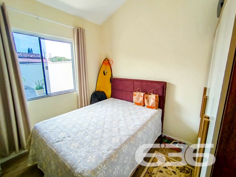 A poucos passos da praia do Ervino, em São Francisco do Sul/SC, esta residência térrea é a oportunidade ideal para quem busca tranquilidade, conforto e um imóvel pronto para morar ou veranear.
Com construção sólida em alvenaria e situada em um amplo terreno plano de 490 m², essa casa oferece tudo o que sua família precisa para viver bem. São 150 m² de área construída muito bem distribuídos em ambientes integrados, confortáveis e iluminados naturalmente.
A área social impressiona com dois ambientes distintos: sala de estar e sala de jantar, ambas muito bem decoradas, com pé-direito alto, janelas amplas e integração com a varanda. A cozinha principal é prática e funcional, com armários planejados que permanecem no imóvel. E para quem gosta de receber, o espaço gourmet com churrasqueira é perfeito para momentos de lazer com a família e amigos.
A casa conta com 3 dormitórios, sendo o principal com armário planejado, além de dois banheiros bem acabados. Há ainda uma segunda cozinha, ideal para quem gosta de praticidade, e um espaço dedicado para home office. A lavanderia é separada, bem ventilada e com excelente espaço de armazenamento.
No quintal, o paisagismo e o jardim agregam charme ao imóvel, com espaço de sobra para futuras ampliações ou até mesmo instalação de piscina. A varanda com redes convida ao descanso e ao contato com a natureza.
Possui garagem coberta para 2 veículos e espaço descoberto para mais 5 carros. O imóvel está todo murado, com portão eletrônico e infraestrutura completa: internet fibra, rua pavimentada, proximidade com transporte público, escolas, mercados e a apenas 200 metros do mar.
Destaques:
3 dormitórios
2 banheiros
2 cozinhas
Sala de estar e jantar
Home office
Área gourmet com churrasqueira
Jardim e quintal amplo
Lavanderia completa
7 vagas de garagem
Portão eletrônico
Móveis de cozinha e embutidos inclusos
Essa é mais uma exclusividade da 636 Negócios Imobiliários, com mais de 30 anos de experiência e excelência técnica em mediação imobiliária.
Agende agora mesmo uma visita e encante-se com este refúgio no litoral catarinense!
636 NEGÓCIOS IMOBILIÁRIOS: A SUA MELHOR ESCOLHA
Com mais de 30 anos de experiência, a 636 Negócios Imobiliários é sua parceira ideal para encontrar o imóvel perfeito. Estamos prontos para ajudá-lo a fazer deste imóvel o seu novo lar.
Telefone: (47) 3451-0636
WhatsApp: (47) 99190-0636
Não perca esta oportunidade única. Visite nosso site para mais informações: i636.com.br
