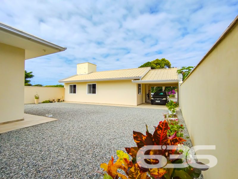 A poucos passos da praia do Ervino, em São Francisco do Sul/SC, esta residência térrea é a oportunidade ideal para quem busca tranquilidade, conforto e um imóvel pronto para morar ou veranear.
Com construção sólida em alvenaria e situada em um amplo terreno plano de 490 m², essa casa oferece tudo o que sua família precisa para viver bem. São 150 m² de área construída muito bem distribuídos em ambientes integrados, confortáveis e iluminados naturalmente.
A área social impressiona com dois ambientes distintos: sala de estar e sala de jantar, ambas muito bem decoradas, com pé-direito alto, janelas amplas e integração com a varanda. A cozinha principal é prática e funcional, com armários planejados que permanecem no imóvel. E para quem gosta de receber, o espaço gourmet com churrasqueira é perfeito para momentos de lazer com a família e amigos.
A casa conta com 3 dormitórios, sendo o principal com armário planejado, além de dois banheiros bem acabados. Há ainda uma segunda cozinha, ideal para quem gosta de praticidade, e um espaço dedicado para home office. A lavanderia é separada, bem ventilada e com excelente espaço de armazenamento.
No quintal, o paisagismo e o jardim agregam charme ao imóvel, com espaço de sobra para futuras ampliações ou até mesmo instalação de piscina. A varanda com redes convida ao descanso e ao contato com a natureza.
Possui garagem coberta para 2 veículos e espaço descoberto para mais 5 carros. O imóvel está todo murado, com portão eletrônico e infraestrutura completa: internet fibra, rua pavimentada, proximidade com transporte público, escolas, mercados e a apenas 200 metros do mar.
Destaques:
3 dormitórios
2 banheiros
2 cozinhas
Sala de estar e jantar
Home office
Área gourmet com churrasqueira
Jardim e quintal amplo
Lavanderia completa
7 vagas de garagem
Portão eletrônico
Móveis de cozinha e embutidos inclusos
Essa é mais uma exclusividade da 636 Negócios Imobiliários, com mais de 30 anos de experiência e excelência técnica em mediação imobiliária.
Agende agora mesmo uma visita e encante-se com este refúgio no litoral catarinense!
636 NEGÓCIOS IMOBILIÁRIOS: A SUA MELHOR ESCOLHA
Com mais de 30 anos de experiência, a 636 Negócios Imobiliários é sua parceira ideal para encontrar o imóvel perfeito. Estamos prontos para ajudá-lo a fazer deste imóvel o seu novo lar.
Telefone: (47) 3451-0636
WhatsApp: (47) 99190-0636
Não perca esta oportunidade única. Visite nosso site para mais informações: i636.com.br