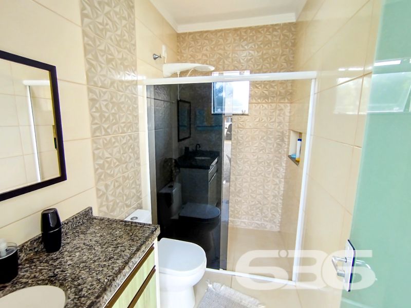 A poucos passos da praia do Ervino, em São Francisco do Sul/SC, esta residência térrea é a oportunidade ideal para quem busca tranquilidade, conforto e um imóvel pronto para morar ou veranear.
Com construção sólida em alvenaria e situada em um amplo terreno plano de 490 m², essa casa oferece tudo o que sua família precisa para viver bem. São 150 m² de área construída muito bem distribuídos em ambientes integrados, confortáveis e iluminados naturalmente.
A área social impressiona com dois ambientes distintos: sala de estar e sala de jantar, ambas muito bem decoradas, com pé-direito alto, janelas amplas e integração com a varanda. A cozinha principal é prática e funcional, com armários planejados que permanecem no imóvel. E para quem gosta de receber, o espaço gourmet com churrasqueira é perfeito para momentos de lazer com a família e amigos.
A casa conta com 3 dormitórios, sendo o principal com armário planejado, além de dois banheiros bem acabados. Há ainda uma segunda cozinha, ideal para quem gosta de praticidade, e um espaço dedicado para home office. A lavanderia é separada, bem ventilada e com excelente espaço de armazenamento.
No quintal, o paisagismo e o jardim agregam charme ao imóvel, com espaço de sobra para futuras ampliações ou até mesmo instalação de piscina. A varanda com redes convida ao descanso e ao contato com a natureza.
Possui garagem coberta para 2 veículos e espaço descoberto para mais 5 carros. O imóvel está todo murado, com portão eletrônico e infraestrutura completa: internet fibra, rua pavimentada, proximidade com transporte público, escolas, mercados e a apenas 200 metros do mar.
Destaques:
3 dormitórios
2 banheiros
2 cozinhas
Sala de estar e jantar
Home office
Área gourmet com churrasqueira
Jardim e quintal amplo
Lavanderia completa
7 vagas de garagem
Portão eletrônico
Móveis de cozinha e embutidos inclusos
Essa é mais uma exclusividade da 636 Negócios Imobiliários, com mais de 30 anos de experiência e excelência técnica em mediação imobiliária.
Agende agora mesmo uma visita e encante-se com este refúgio no litoral catarinense!
636 NEGÓCIOS IMOBILIÁRIOS: A SUA MELHOR ESCOLHA
Com mais de 30 anos de experiência, a 636 Negócios Imobiliários é sua parceira ideal para encontrar o imóvel perfeito. Estamos prontos para ajudá-lo a fazer deste imóvel o seu novo lar.
Telefone: (47) 3451-0636
WhatsApp: (47) 99190-0636
Não perca esta oportunidade única. Visite nosso site para mais informações: i636.com.br