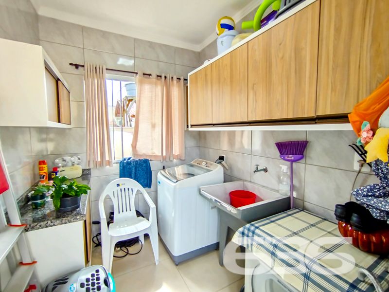 A poucos passos da praia do Ervino, em São Francisco do Sul/SC, esta residência térrea é a oportunidade ideal para quem busca tranquilidade, conforto e um imóvel pronto para morar ou veranear.
Com construção sólida em alvenaria e situada em um amplo terreno plano de 490 m², essa casa oferece tudo o que sua família precisa para viver bem. São 150 m² de área construída muito bem distribuídos em ambientes integrados, confortáveis e iluminados naturalmente.
A área social impressiona com dois ambientes distintos: sala de estar e sala de jantar, ambas muito bem decoradas, com pé-direito alto, janelas amplas e integração com a varanda. A cozinha principal é prática e funcional, com armários planejados que permanecem no imóvel. E para quem gosta de receber, o espaço gourmet com churrasqueira é perfeito para momentos de lazer com a família e amigos.
A casa conta com 3 dormitórios, sendo o principal com armário planejado, além de dois banheiros bem acabados. Há ainda uma segunda cozinha, ideal para quem gosta de praticidade, e um espaço dedicado para home office. A lavanderia é separada, bem ventilada e com excelente espaço de armazenamento.
No quintal, o paisagismo e o jardim agregam charme ao imóvel, com espaço de sobra para futuras ampliações ou até mesmo instalação de piscina. A varanda com redes convida ao descanso e ao contato com a natureza.
Possui garagem coberta para 2 veículos e espaço descoberto para mais 5 carros. O imóvel está todo murado, com portão eletrônico e infraestrutura completa: internet fibra, rua pavimentada, proximidade com transporte público, escolas, mercados e a apenas 200 metros do mar.
Destaques:
3 dormitórios
2 banheiros
2 cozinhas
Sala de estar e jantar
Home office
Área gourmet com churrasqueira
Jardim e quintal amplo
Lavanderia completa
7 vagas de garagem
Portão eletrônico
Móveis de cozinha e embutidos inclusos
Essa é mais uma exclusividade da 636 Negócios Imobiliários, com mais de 30 anos de experiência e excelência técnica em mediação imobiliária.
Agende agora mesmo uma visita e encante-se com este refúgio no litoral catarinense!
636 NEGÓCIOS IMOBILIÁRIOS: A SUA MELHOR ESCOLHA
Com mais de 30 anos de experiência, a 636 Negócios Imobiliários é sua parceira ideal para encontrar o imóvel perfeito. Estamos prontos para ajudá-lo a fazer deste imóvel o seu novo lar.
Telefone: (47) 3451-0636
WhatsApp: (47) 99190-0636
Não perca esta oportunidade única. Visite nosso site para mais informações: i636.com.br