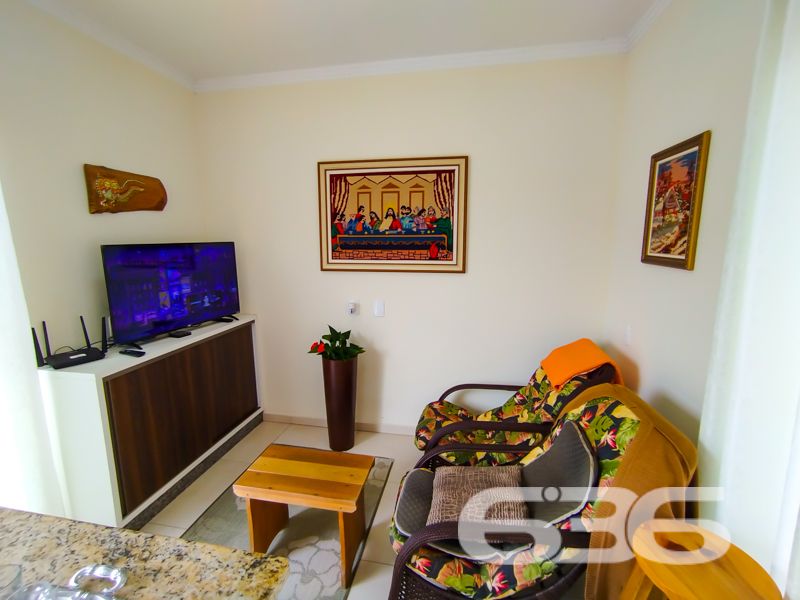 A poucos passos da praia do Ervino, em São Francisco do Sul/SC, esta residência térrea é a oportunidade ideal para quem busca tranquilidade, conforto e um imóvel pronto para morar ou veranear.
Com construção sólida em alvenaria e situada em um amplo terreno plano de 490 m², essa casa oferece tudo o que sua família precisa para viver bem. São 150 m² de área construída muito bem distribuídos em ambientes integrados, confortáveis e iluminados naturalmente.
A área social impressiona com dois ambientes distintos: sala de estar e sala de jantar, ambas muito bem decoradas, com pé-direito alto, janelas amplas e integração com a varanda. A cozinha principal é prática e funcional, com armários planejados que permanecem no imóvel. E para quem gosta de receber, o espaço gourmet com churrasqueira é perfeito para momentos de lazer com a família e amigos.
A casa conta com 3 dormitórios, sendo o principal com armário planejado, além de dois banheiros bem acabados. Há ainda uma segunda cozinha, ideal para quem gosta de praticidade, e um espaço dedicado para home office. A lavanderia é separada, bem ventilada e com excelente espaço de armazenamento.
No quintal, o paisagismo e o jardim agregam charme ao imóvel, com espaço de sobra para futuras ampliações ou até mesmo instalação de piscina. A varanda com redes convida ao descanso e ao contato com a natureza.
Possui garagem coberta para 2 veículos e espaço descoberto para mais 5 carros. O imóvel está todo murado, com portão eletrônico e infraestrutura completa: internet fibra, rua pavimentada, proximidade com transporte público, escolas, mercados e a apenas 200 metros do mar.
Destaques:
3 dormitórios
2 banheiros
2 cozinhas
Sala de estar e jantar
Home office
Área gourmet com churrasqueira
Jardim e quintal amplo
Lavanderia completa
7 vagas de garagem
Portão eletrônico
Móveis de cozinha e embutidos inclusos
Essa é mais uma exclusividade da 636 Negócios Imobiliários, com mais de 30 anos de experiência e excelência técnica em mediação imobiliária.
Agende agora mesmo uma visita e encante-se com este refúgio no litoral catarinense!
636 NEGÓCIOS IMOBILIÁRIOS: A SUA MELHOR ESCOLHA
Com mais de 30 anos de experiência, a 636 Negócios Imobiliários é sua parceira ideal para encontrar o imóvel perfeito. Estamos prontos para ajudá-lo a fazer deste imóvel o seu novo lar.
Telefone: (47) 3451-0636
WhatsApp: (47) 99190-0636
Não perca esta oportunidade única. Visite nosso site para mais informações: i636.com.br