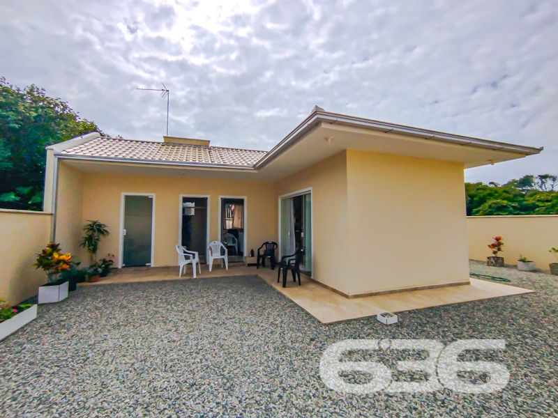 A poucos passos da praia do Ervino, em São Francisco do Sul/SC, esta residência térrea é a oportunidade ideal para quem busca tranquilidade, conforto e um imóvel pronto para morar ou veranear.
Com construção sólida em alvenaria e situada em um amplo terreno plano de 490 m², essa casa oferece tudo o que sua família precisa para viver bem. São 150 m² de área construída muito bem distribuídos em ambientes integrados, confortáveis e iluminados naturalmente.
A área social impressiona com dois ambientes distintos: sala de estar e sala de jantar, ambas muito bem decoradas, com pé-direito alto, janelas amplas e integração com a varanda. A cozinha principal é prática e funcional, com armários planejados que permanecem no imóvel. E para quem gosta de receber, o espaço gourmet com churrasqueira é perfeito para momentos de lazer com a família e amigos.
A casa conta com 3 dormitórios, sendo o principal com armário planejado, além de dois banheiros bem acabados. Há ainda uma segunda cozinha, ideal para quem gosta de praticidade, e um espaço dedicado para home office. A lavanderia é separada, bem ventilada e com excelente espaço de armazenamento.
No quintal, o paisagismo e o jardim agregam charme ao imóvel, com espaço de sobra para futuras ampliações ou até mesmo instalação de piscina. A varanda com redes convida ao descanso e ao contato com a natureza.
Possui garagem coberta para 2 veículos e espaço descoberto para mais 5 carros. O imóvel está todo murado, com portão eletrônico e infraestrutura completa: internet fibra, rua pavimentada, proximidade com transporte público, escolas, mercados e a apenas 200 metros do mar.
Destaques:
3 dormitórios
2 banheiros
2 cozinhas
Sala de estar e jantar
Home office
Área gourmet com churrasqueira
Jardim e quintal amplo
Lavanderia completa
7 vagas de garagem
Portão eletrônico
Móveis de cozinha e embutidos inclusos
Essa é mais uma exclusividade da 636 Negócios Imobiliários, com mais de 30 anos de experiência e excelência técnica em mediação imobiliária.
Agende agora mesmo uma visita e encante-se com este refúgio no litoral catarinense!
636 NEGÓCIOS IMOBILIÁRIOS: A SUA MELHOR ESCOLHA
Com mais de 30 anos de experiência, a 636 Negócios Imobiliários é sua parceira ideal para encontrar o imóvel perfeito. Estamos prontos para ajudá-lo a fazer deste imóvel o seu novo lar.
Telefone: (47) 3451-0636
WhatsApp: (47) 99190-0636
Não perca esta oportunidade única. Visite nosso site para mais informações: i636.com.br