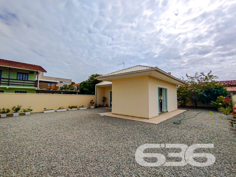 A poucos passos da praia do Ervino, em São Francisco do Sul/SC, esta residência térrea é a oportunidade ideal para quem busca tranquilidade, conforto e um imóvel pronto para morar ou veranear.
Com construção sólida em alvenaria e situada em um amplo terreno plano de 490 m², essa casa oferece tudo o que sua família precisa para viver bem. São 150 m² de área construída muito bem distribuídos em ambientes integrados, confortáveis e iluminados naturalmente.
A área social impressiona com dois ambientes distintos: sala de estar e sala de jantar, ambas muito bem decoradas, com pé-direito alto, janelas amplas e integração com a varanda. A cozinha principal é prática e funcional, com armários planejados que permanecem no imóvel. E para quem gosta de receber, o espaço gourmet com churrasqueira é perfeito para momentos de lazer com a família e amigos.
A casa conta com 3 dormitórios, sendo o principal com armário planejado, além de dois banheiros bem acabados. Há ainda uma segunda cozinha, ideal para quem gosta de praticidade, e um espaço dedicado para home office. A lavanderia é separada, bem ventilada e com excelente espaço de armazenamento.
No quintal, o paisagismo e o jardim agregam charme ao imóvel, com espaço de sobra para futuras ampliações ou até mesmo instalação de piscina. A varanda com redes convida ao descanso e ao contato com a natureza.
Possui garagem coberta para 2 veículos e espaço descoberto para mais 5 carros. O imóvel está todo murado, com portão eletrônico e infraestrutura completa: internet fibra, rua pavimentada, proximidade com transporte público, escolas, mercados e a apenas 200 metros do mar.
Destaques:
3 dormitórios
2 banheiros
2 cozinhas
Sala de estar e jantar
Home office
Área gourmet com churrasqueira
Jardim e quintal amplo
Lavanderia completa
7 vagas de garagem
Portão eletrônico
Móveis de cozinha e embutidos inclusos
Essa é mais uma exclusividade da 636 Negócios Imobiliários, com mais de 30 anos de experiência e excelência técnica em mediação imobiliária.
Agende agora mesmo uma visita e encante-se com este refúgio no litoral catarinense!
636 NEGÓCIOS IMOBILIÁRIOS: A SUA MELHOR ESCOLHA
Com mais de 30 anos de experiência, a 636 Negócios Imobiliários é sua parceira ideal para encontrar o imóvel perfeito. Estamos prontos para ajudá-lo a fazer deste imóvel o seu novo lar.
Telefone: (47) 3451-0636
WhatsApp: (47) 99190-0636
Não perca esta oportunidade única. Visite nosso site para mais informações: i636.com.br