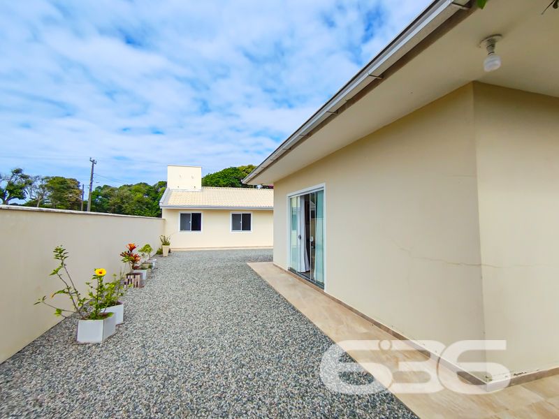 A poucos passos da praia do Ervino, em São Francisco do Sul/SC, esta residência térrea é a oportunidade ideal para quem busca tranquilidade, conforto e um imóvel pronto para morar ou veranear.
Com construção sólida em alvenaria e situada em um amplo terreno plano de 490 m², essa casa oferece tudo o que sua família precisa para viver bem. São 150 m² de área construída muito bem distribuídos em ambientes integrados, confortáveis e iluminados naturalmente.
A área social impressiona com dois ambientes distintos: sala de estar e sala de jantar, ambas muito bem decoradas, com pé-direito alto, janelas amplas e integração com a varanda. A cozinha principal é prática e funcional, com armários planejados que permanecem no imóvel. E para quem gosta de receber, o espaço gourmet com churrasqueira é perfeito para momentos de lazer com a família e amigos.
A casa conta com 3 dormitórios, sendo o principal com armário planejado, além de dois banheiros bem acabados. Há ainda uma segunda cozinha, ideal para quem gosta de praticidade, e um espaço dedicado para home office. A lavanderia é separada, bem ventilada e com excelente espaço de armazenamento.
No quintal, o paisagismo e o jardim agregam charme ao imóvel, com espaço de sobra para futuras ampliações ou até mesmo instalação de piscina. A varanda com redes convida ao descanso e ao contato com a natureza.
Possui garagem coberta para 2 veículos e espaço descoberto para mais 5 carros. O imóvel está todo murado, com portão eletrônico e infraestrutura completa: internet fibra, rua pavimentada, proximidade com transporte público, escolas, mercados e a apenas 200 metros do mar.
Destaques:
3 dormitórios
2 banheiros
2 cozinhas
Sala de estar e jantar
Home office
Área gourmet com churrasqueira
Jardim e quintal amplo
Lavanderia completa
7 vagas de garagem
Portão eletrônico
Móveis de cozinha e embutidos inclusos
Essa é mais uma exclusividade da 636 Negócios Imobiliários, com mais de 30 anos de experiência e excelência técnica em mediação imobiliária.
Agende agora mesmo uma visita e encante-se com este refúgio no litoral catarinense!
636 NEGÓCIOS IMOBILIÁRIOS: A SUA MELHOR ESCOLHA
Com mais de 30 anos de experiência, a 636 Negócios Imobiliários é sua parceira ideal para encontrar o imóvel perfeito. Estamos prontos para ajudá-lo a fazer deste imóvel o seu novo lar.
Telefone: (47) 3451-0636
WhatsApp: (47) 99190-0636
Não perca esta oportunidade única. Visite nosso site para mais informações: i636.com.br